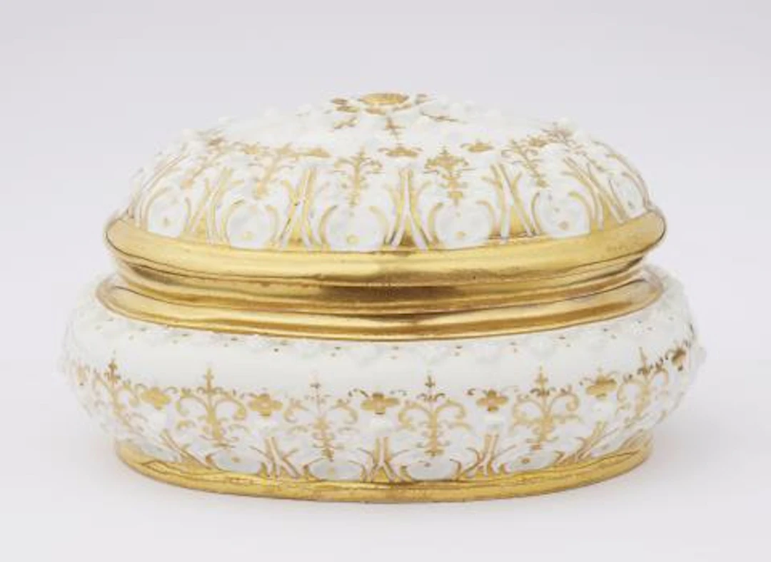 An early Meissen porcelain sugar box with acanthus relief