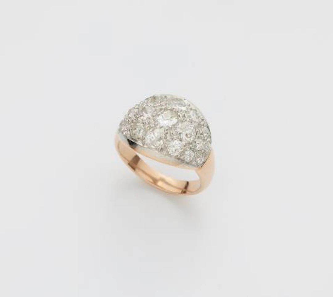 An 18k bicolour gold ring with diamonds in antique cuts.