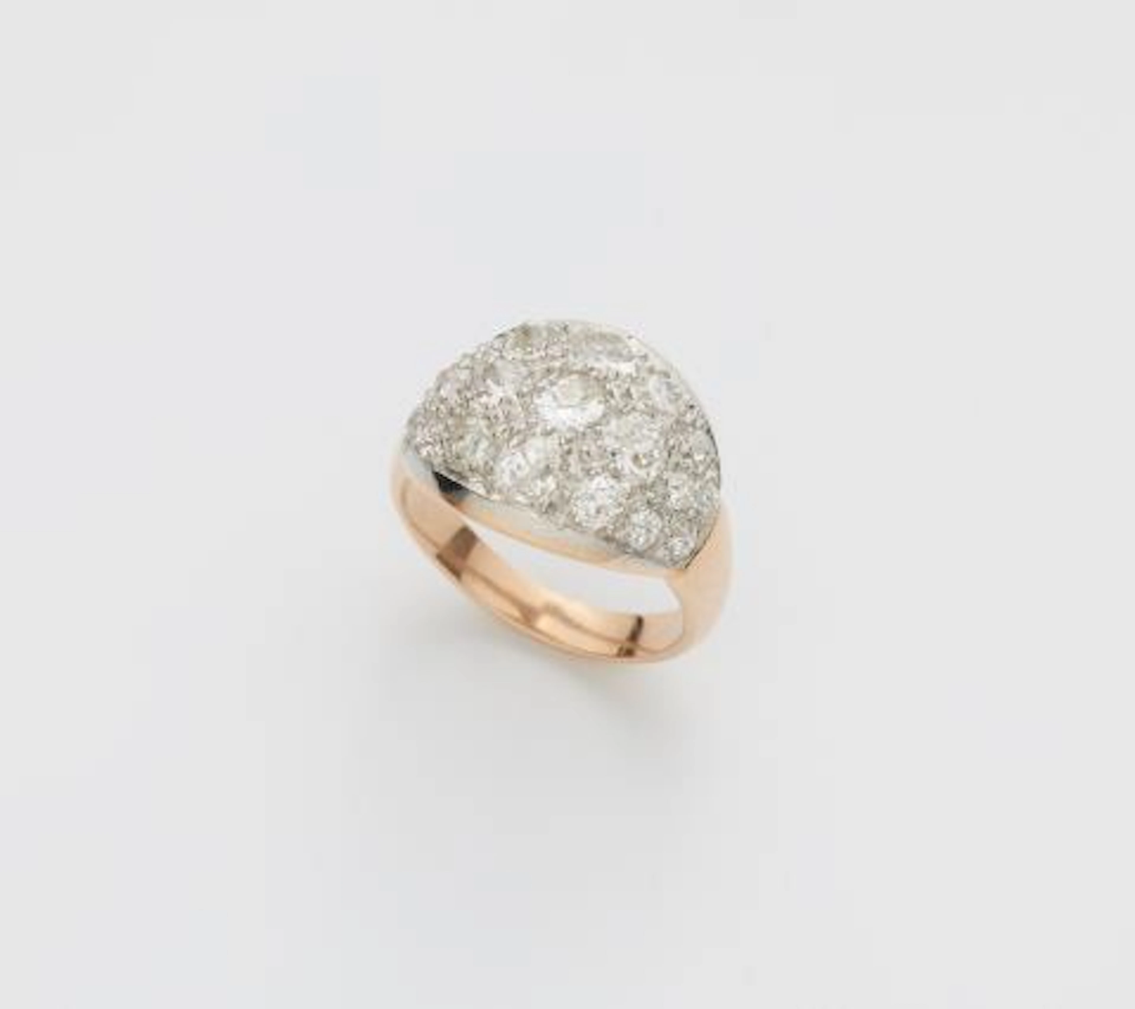 An 18k bicolour gold ring with diamonds in antique cuts.