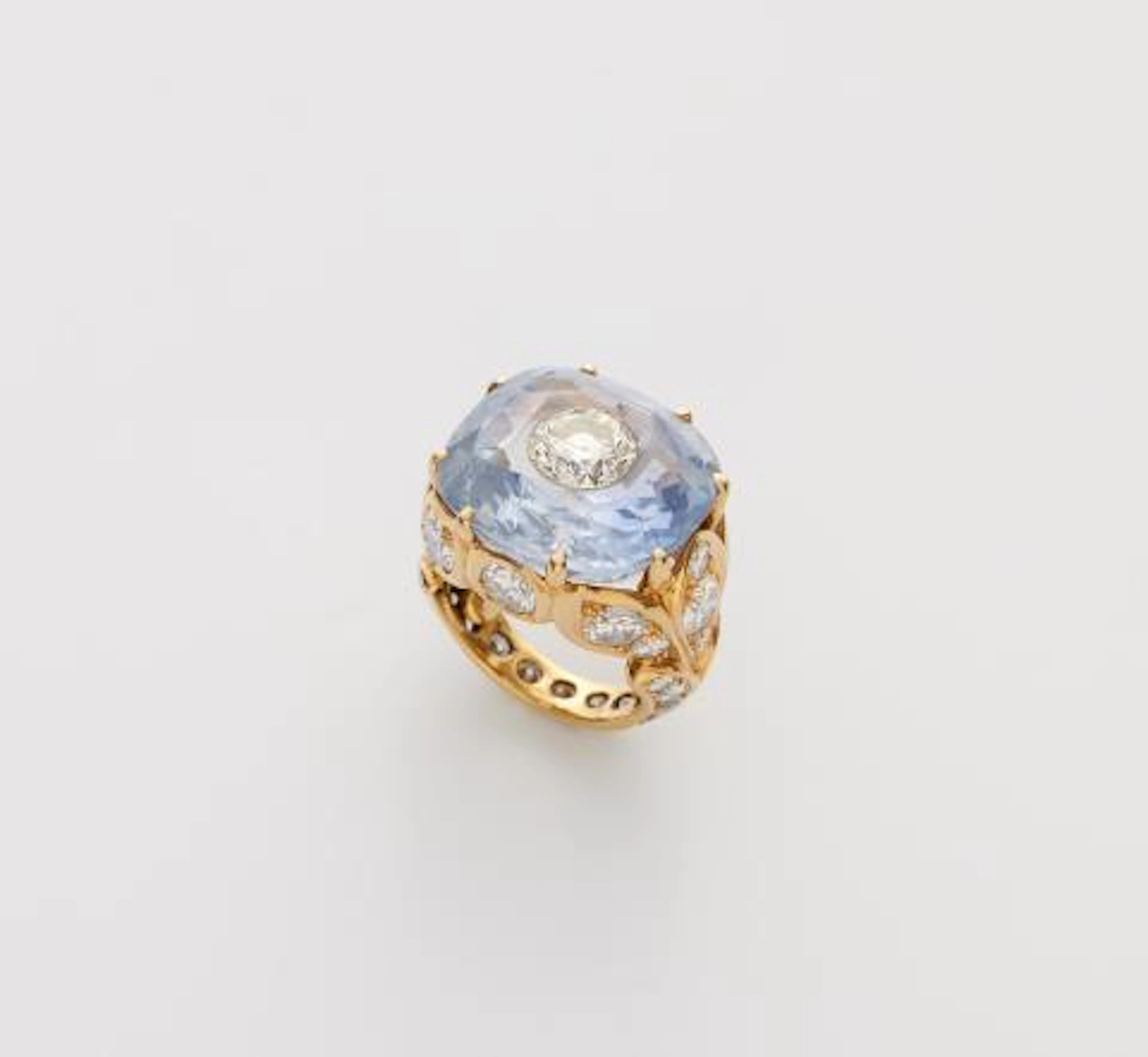 An 18k yellow gold diamond and cushion-cut Ceylon sapphire with encrusted