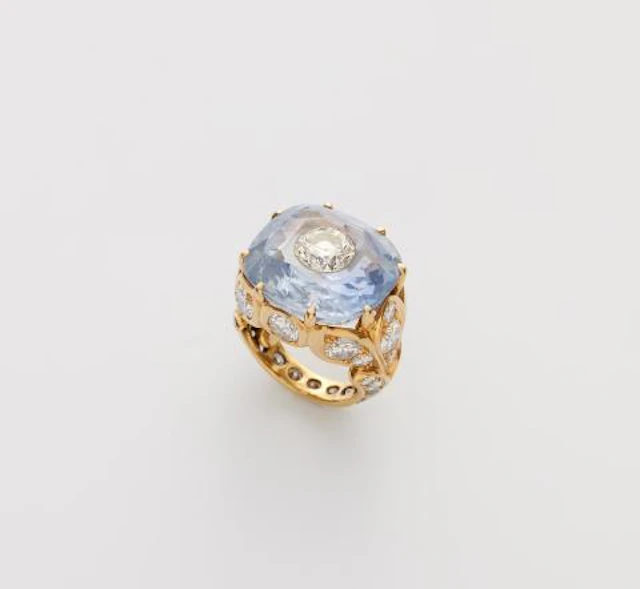 An 18k yellow gold diamond and cushion-cut Ceylon sapphire with encrusted