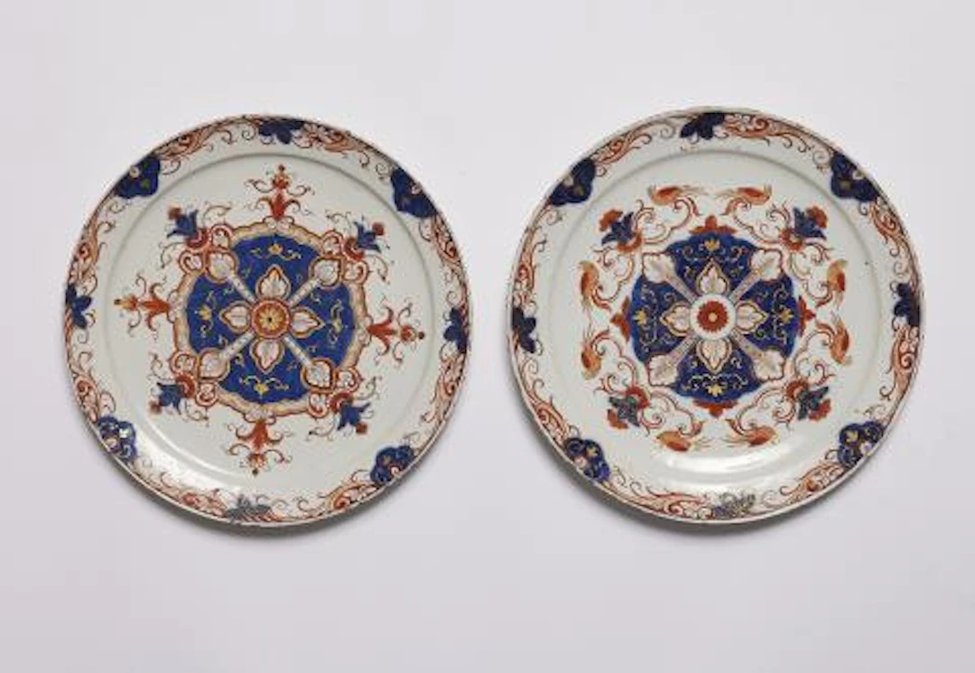 Two Dutch Delft doré faience plates with Imari decor
