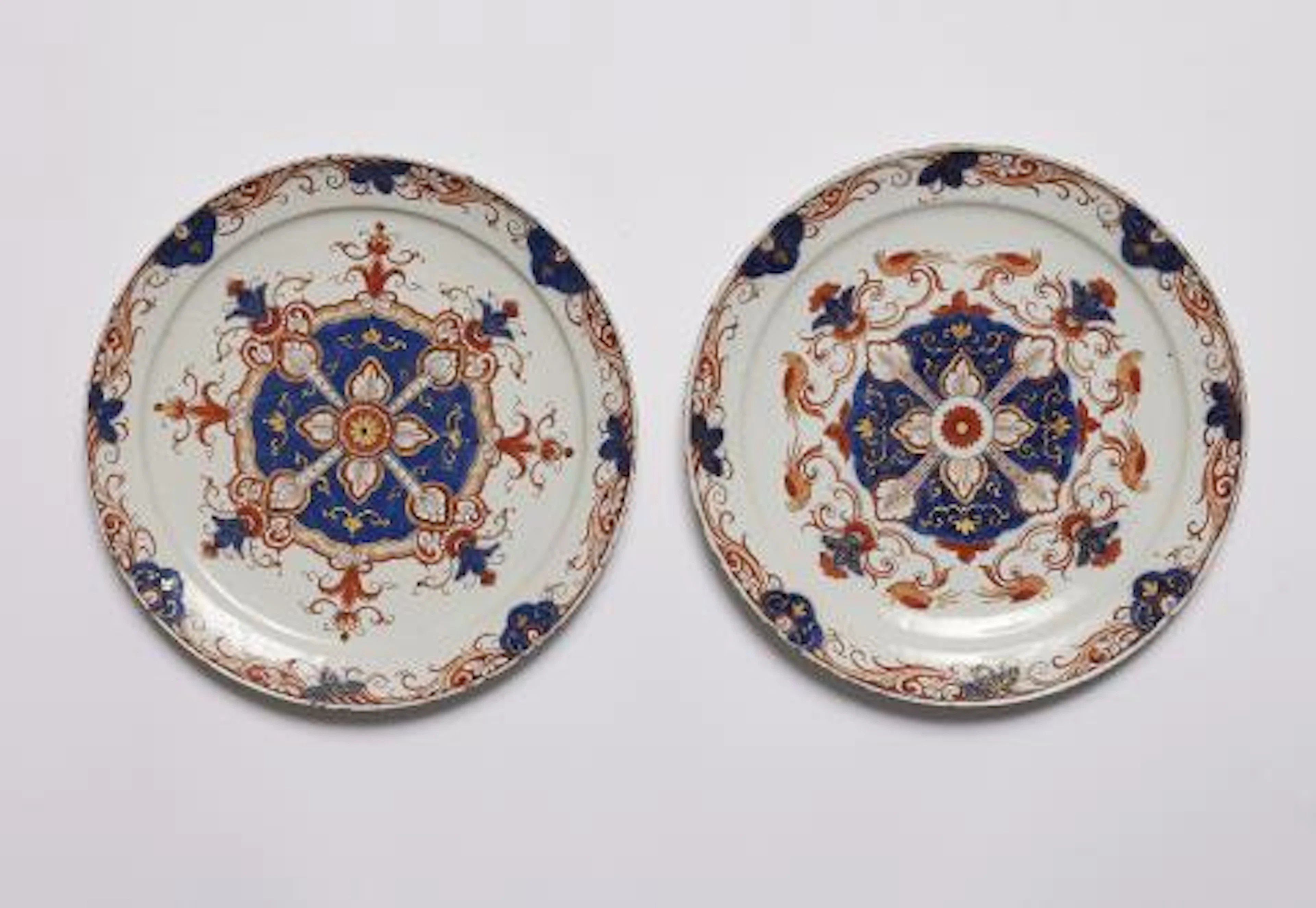 Two Dutch Delft doré faience plates with Imari decor