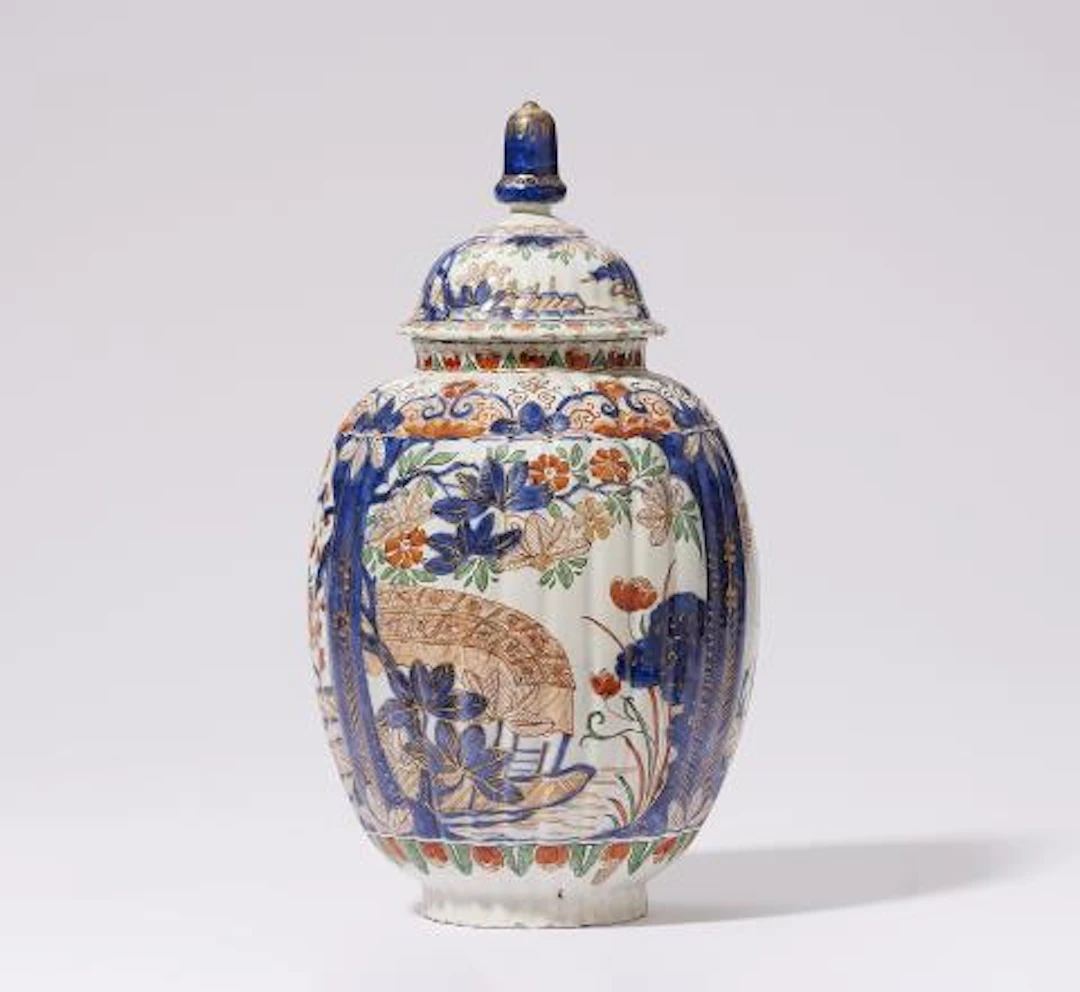 A Delft doré faience vase with Imari decor