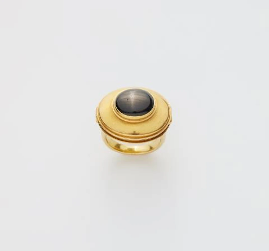 A German 18k gold and black sapphire cabochon friendship snap ring