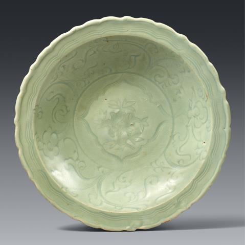 A lobed Longquan celadon plate. Ming dynasty (1368-1644) 14/15th century