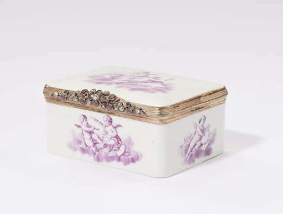 A porcelain snuff box with purple camaieu decor
