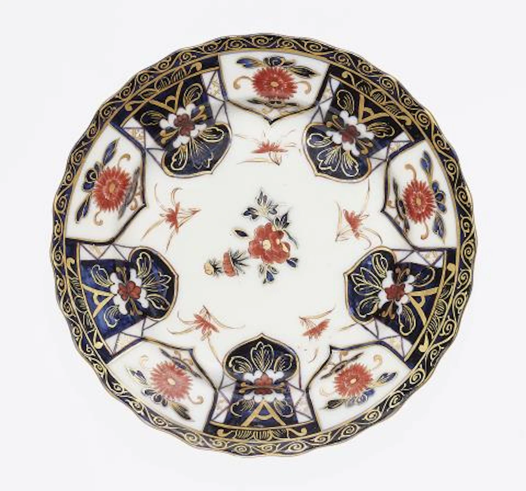 A Meissen porcelain plate with Japanese style lambrequin decor