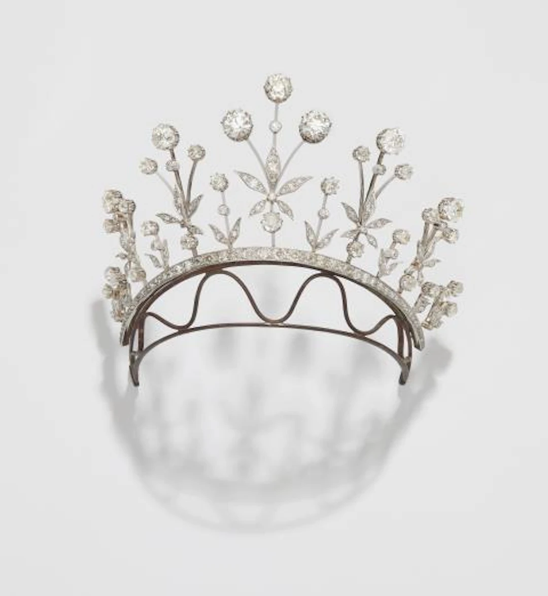 An important 18k white gold and diamond Belle Epoque tiara within