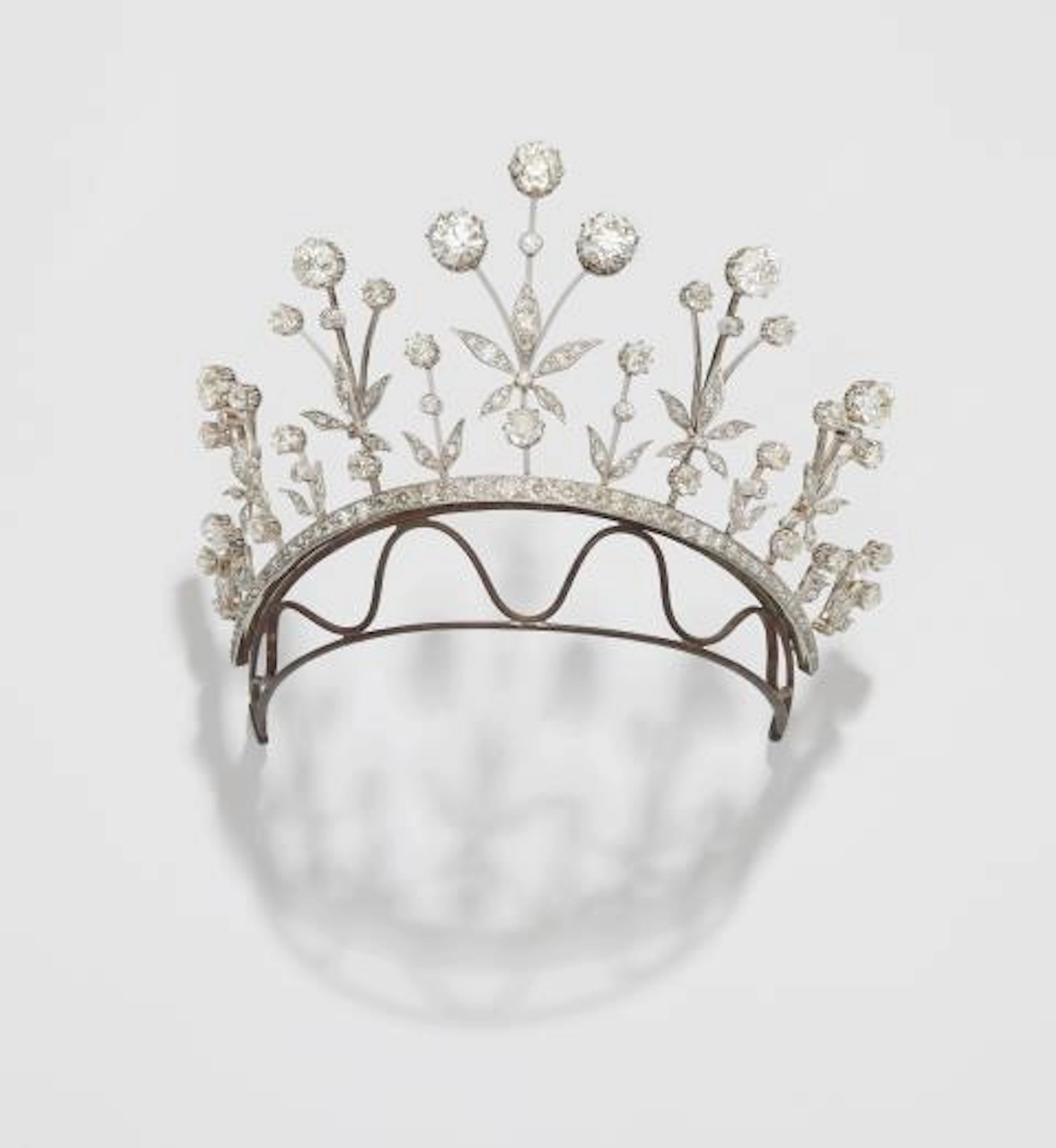 An important 18k white gold and diamond Belle Epoque tiara within