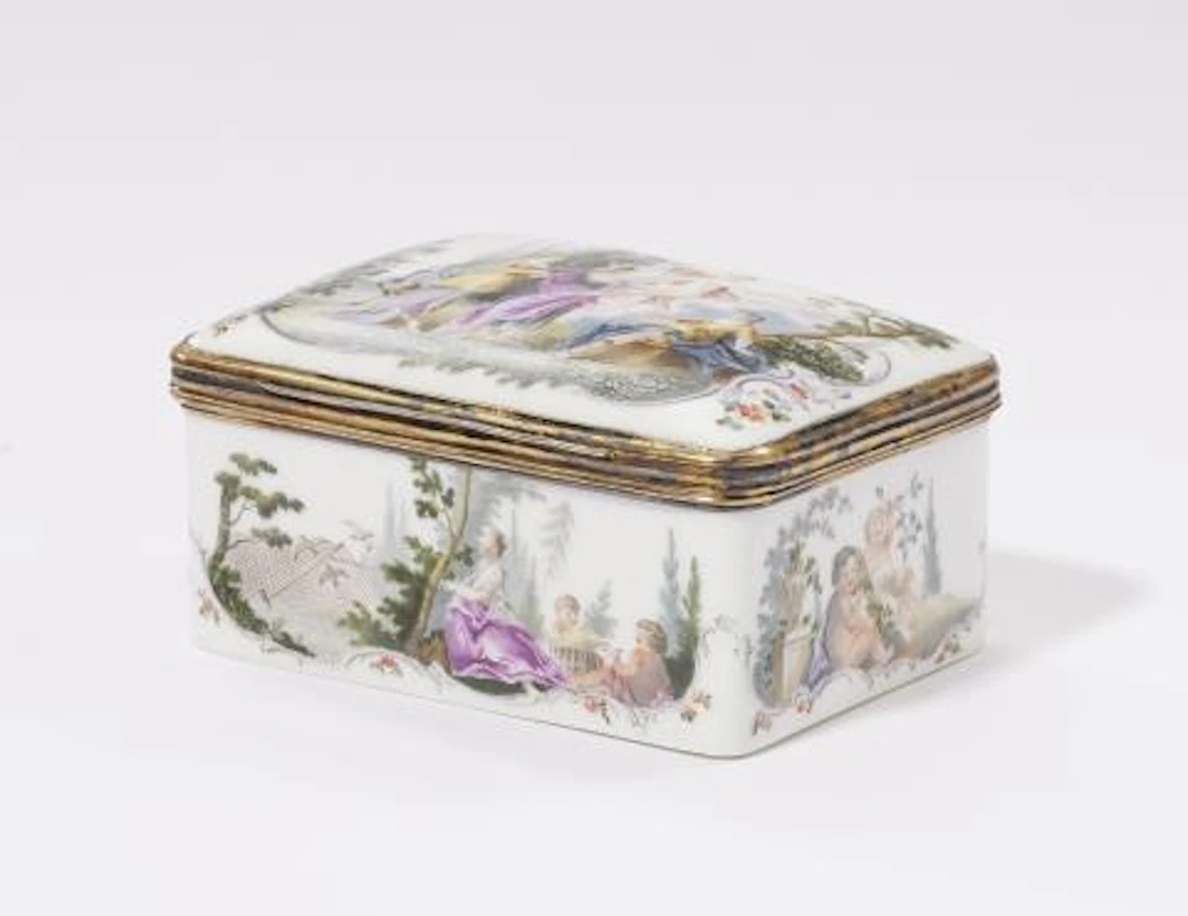A porcelain snuff box depicting the Judgement of Paris and a portrait