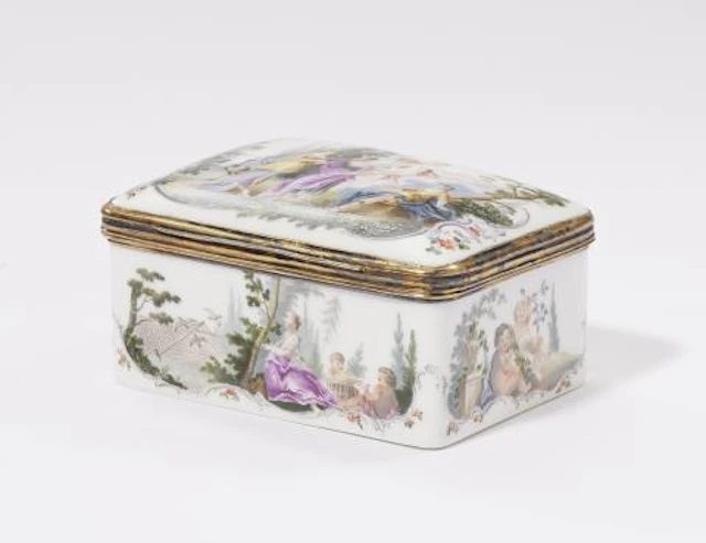 A porcelain snuff box depicting the Judgement of Paris and a portrait