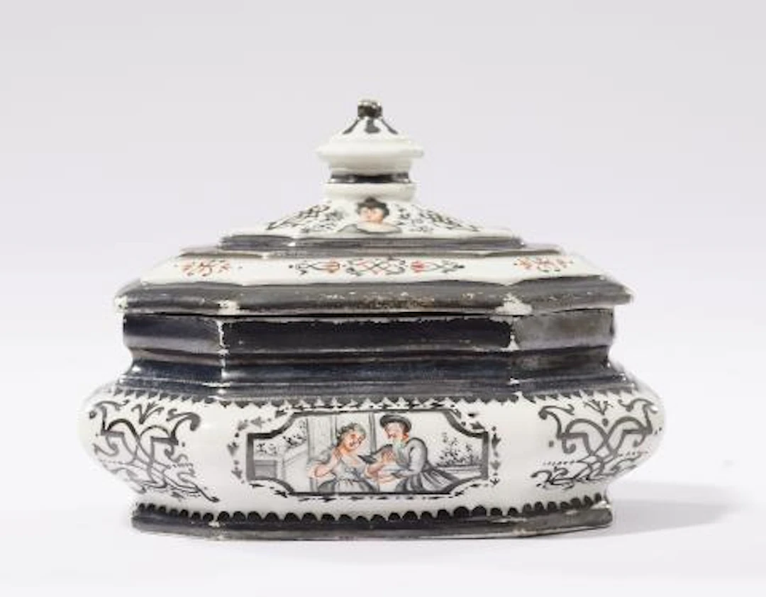 A Meissen porcelain sugar box with Comedia dell'arte scenes