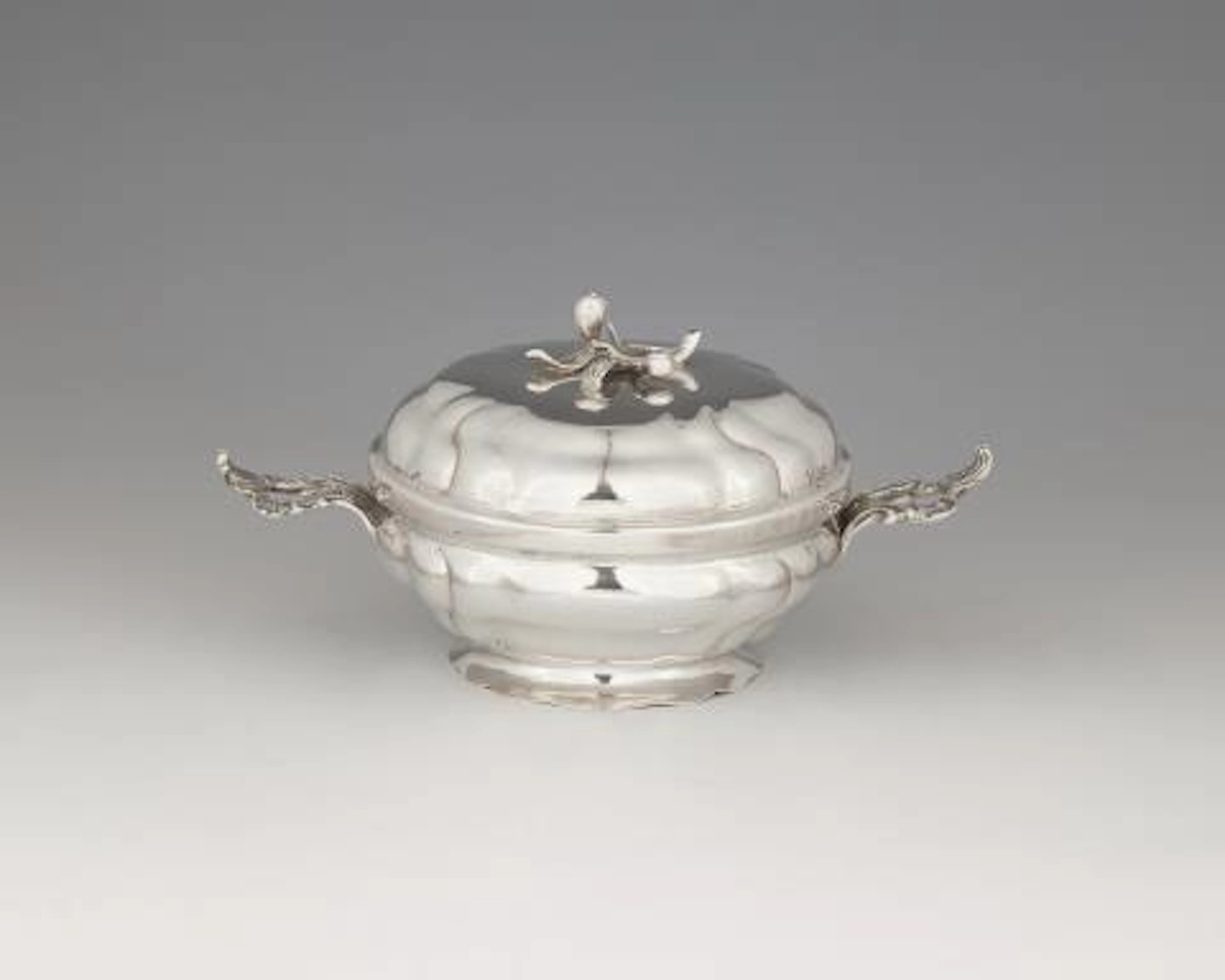 An Augsburg Rococo silver ecuelle