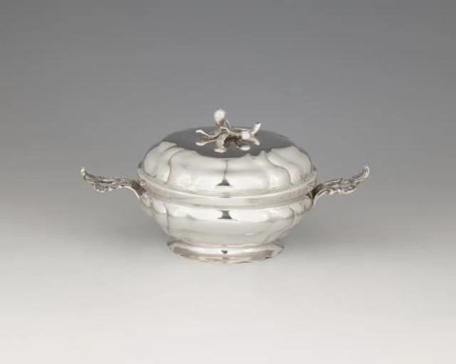 An Augsburg Rococo silver ecuelle