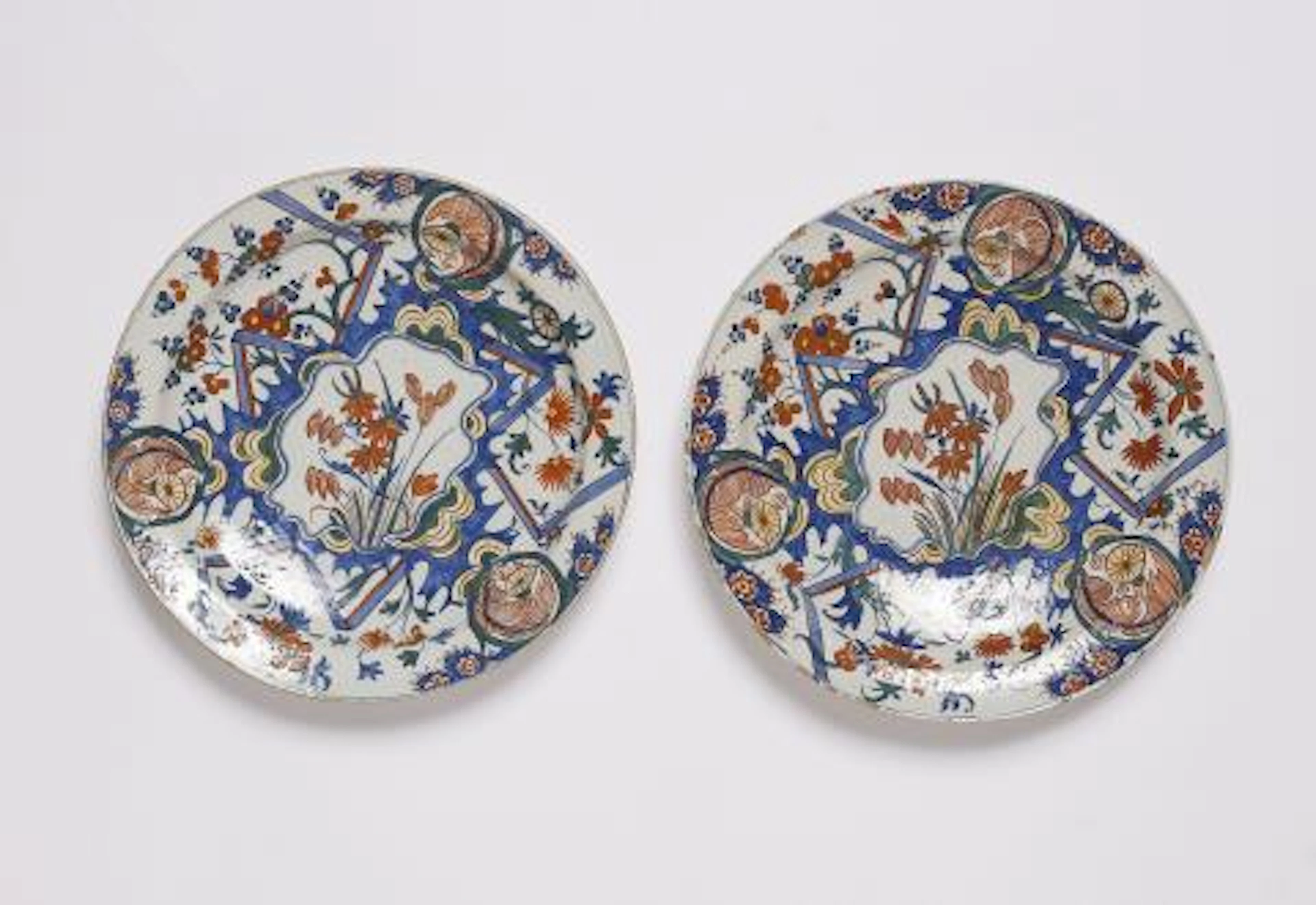 Two Dutch Delft faience dishes with "Bliksem" decor
