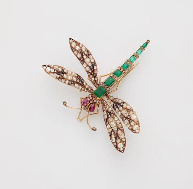 A Belle Epoque 18k gold emerald and diamond dragonfly brooch
