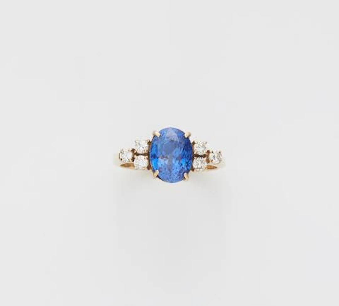 An 18k yellow gold diamond and natural Ceylon sapphire (NTE) ring.