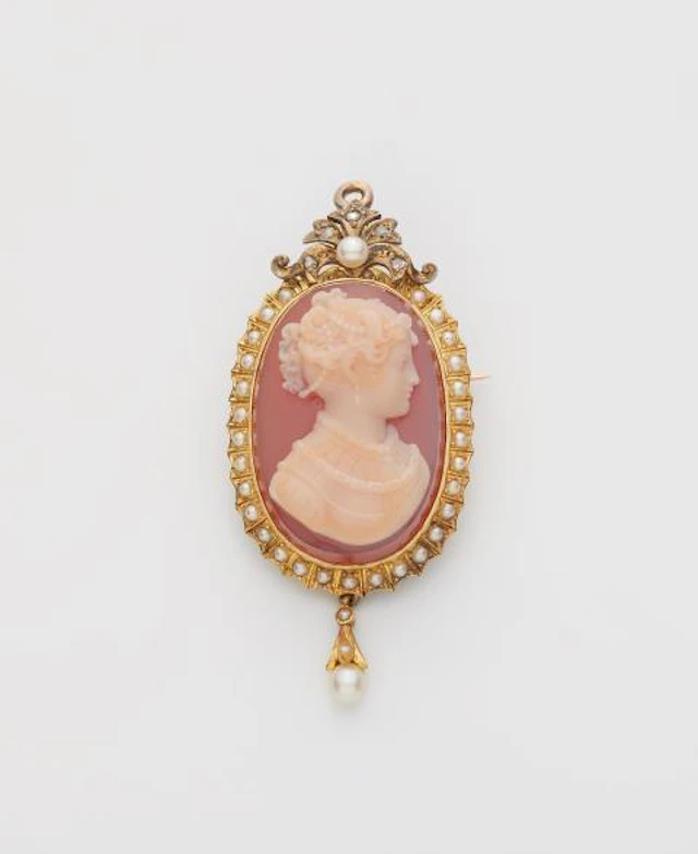 A 14k bicolour gold diamond pearl and layered carnelian cameo historicist