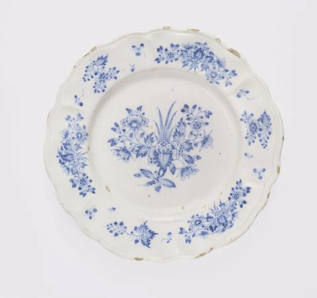 A round Göggingen faience serving dish with Oriental flowers