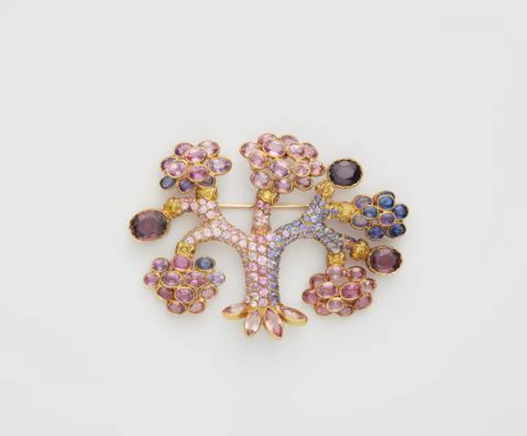 An 18k gold multicolour sapphire and rhodolite brooch depicting a