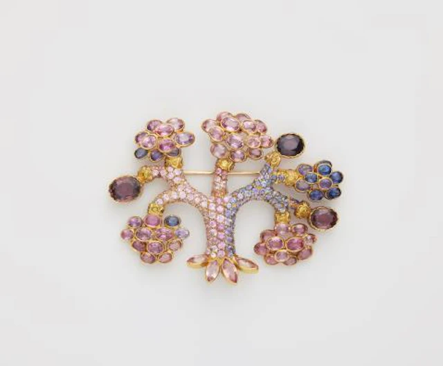 An 18k gold multicolour sapphire and rhodolite brooch depicting a