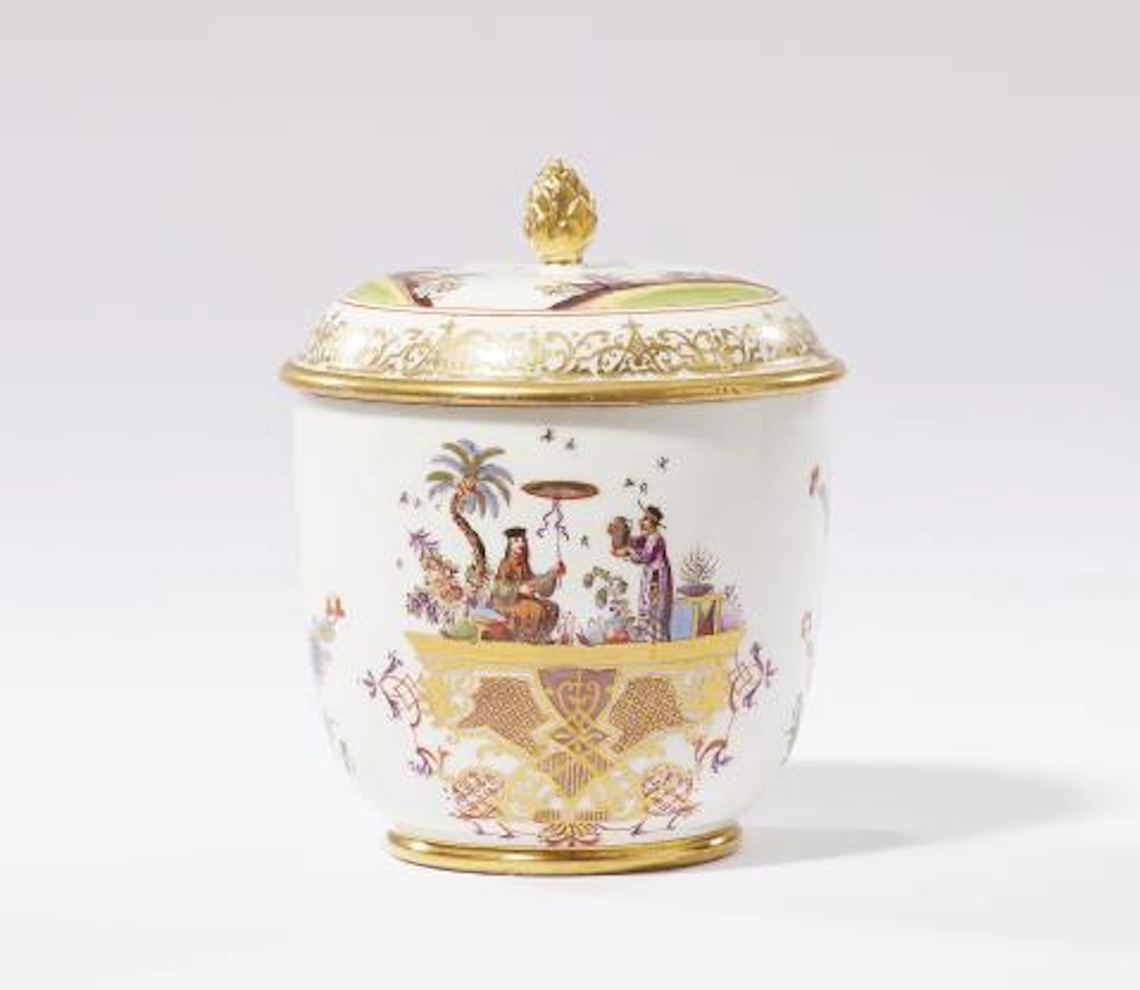 A Meissen porcelain box with Chinoiserie designs
