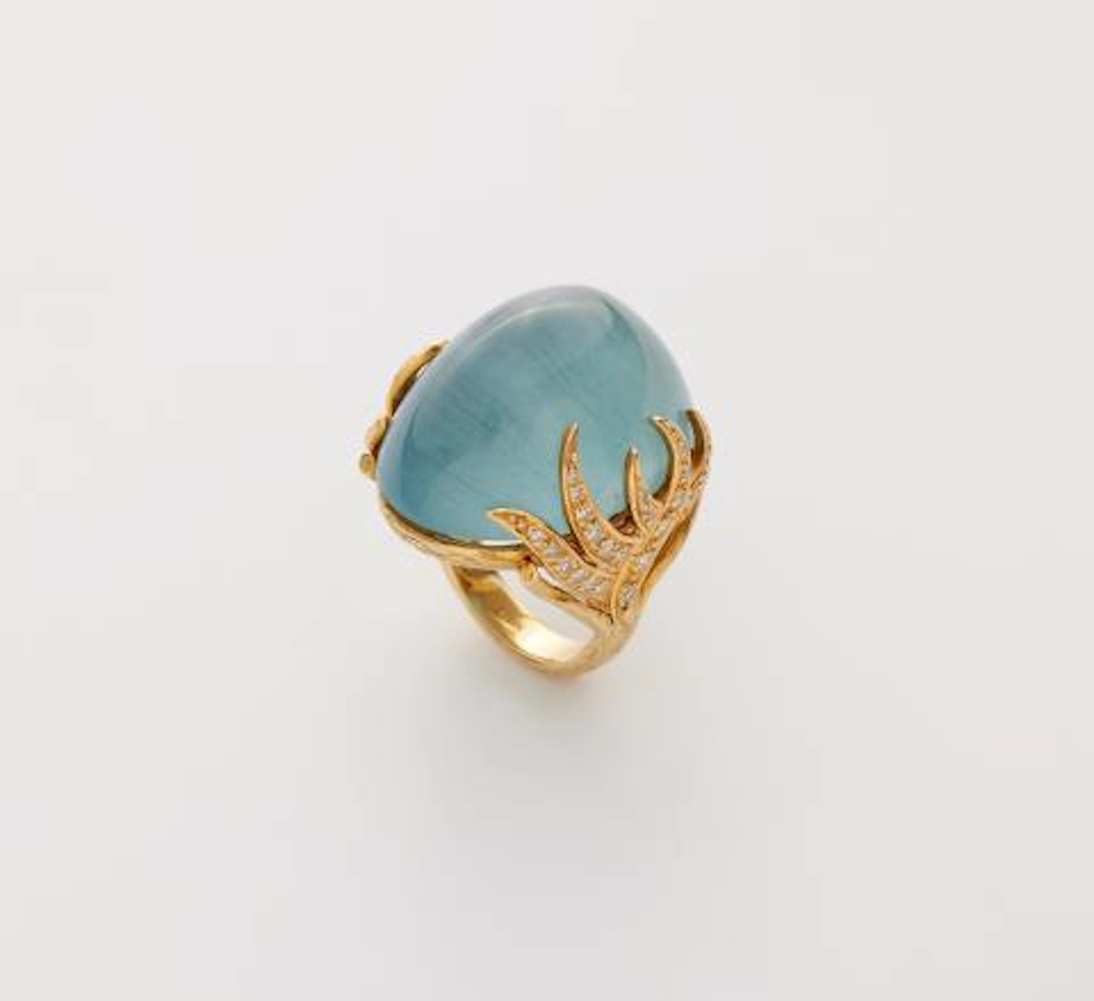 An 18k yellow gold diamond and sugarloaf-cut aquamarine ring.