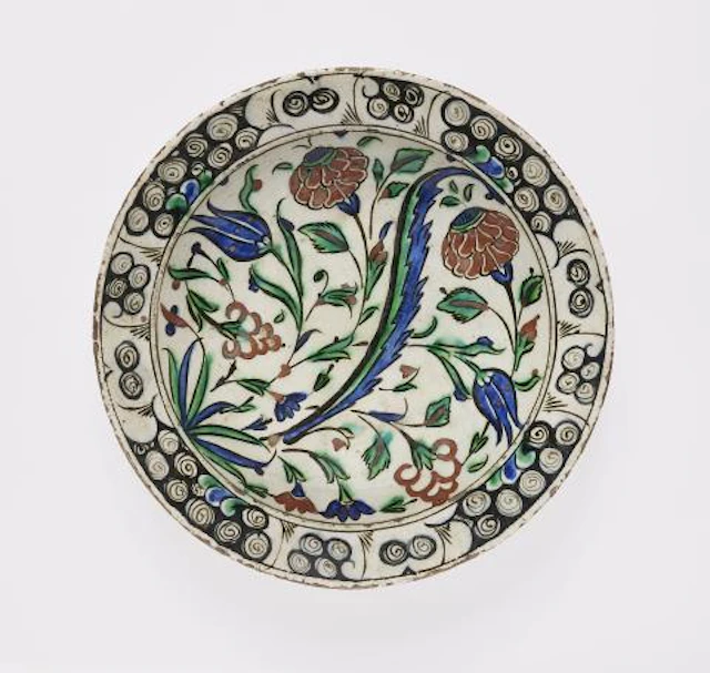 An Iznik fritware bowl