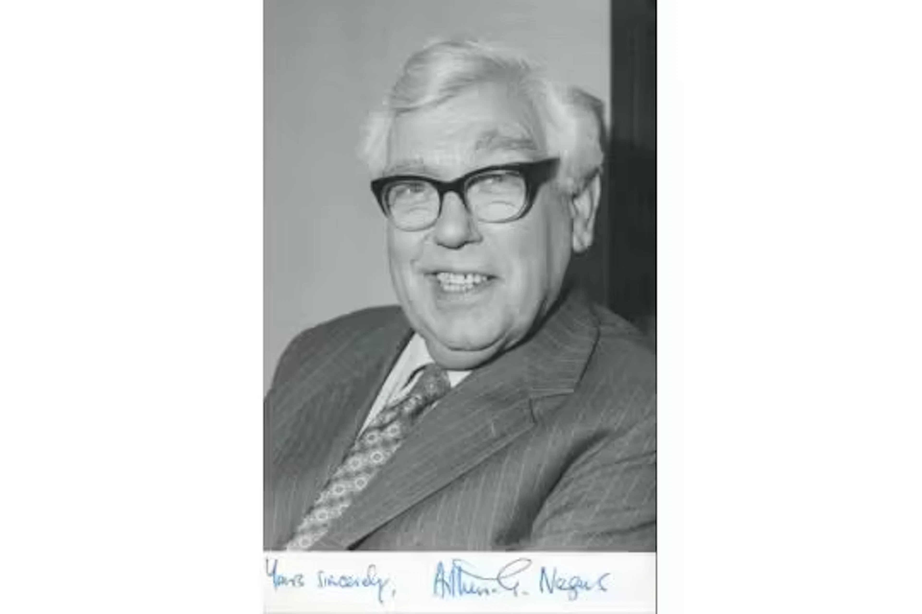 Arthur Negus (antiques roadshow) signed black and white photo 6x4.