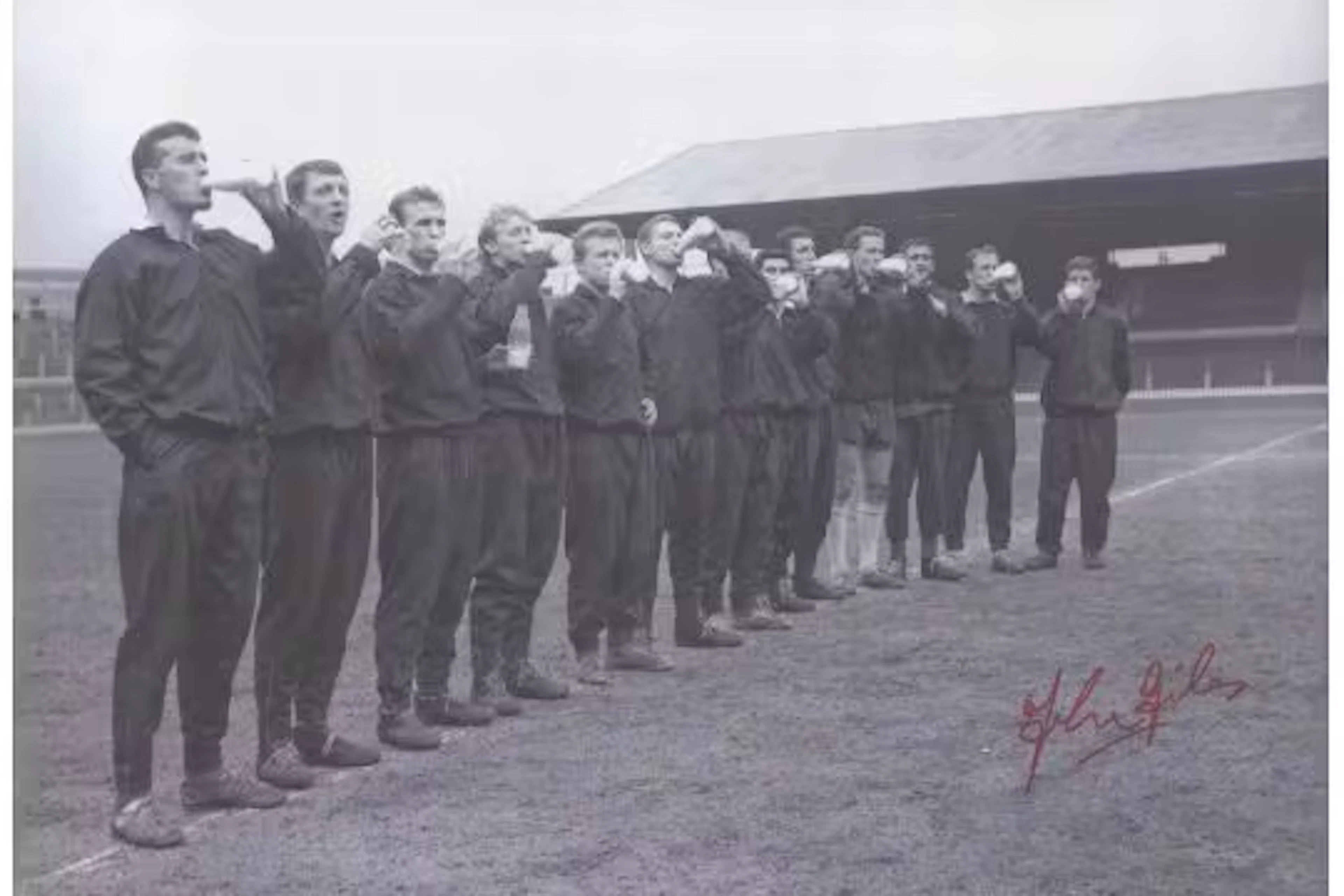 Autographed JOHN GILES 12 x 8 photo : B/W, depicting Manchester United
