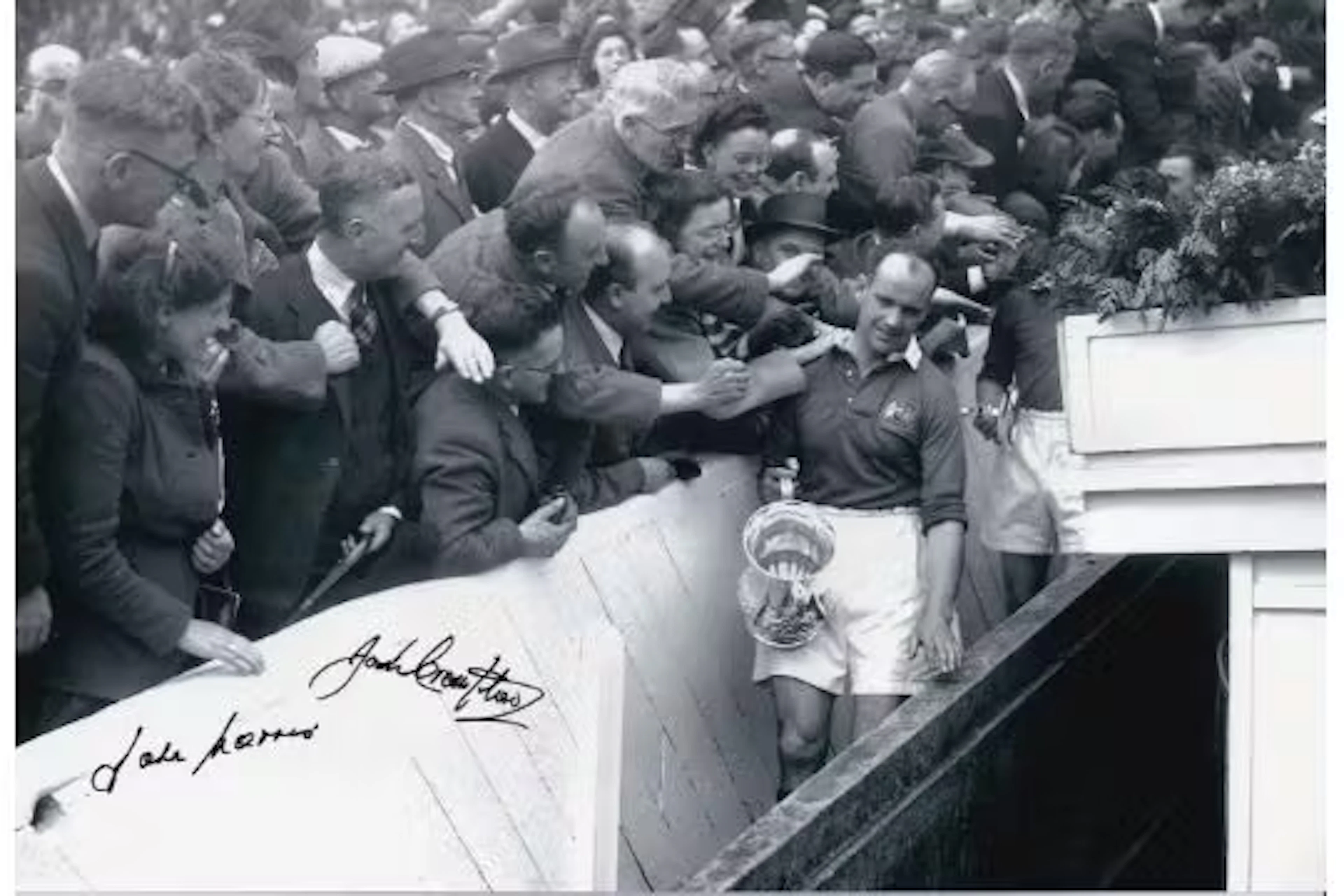 Autographed MAN UNITED 12 x 8 photo : B/W, depicting Manchester United
