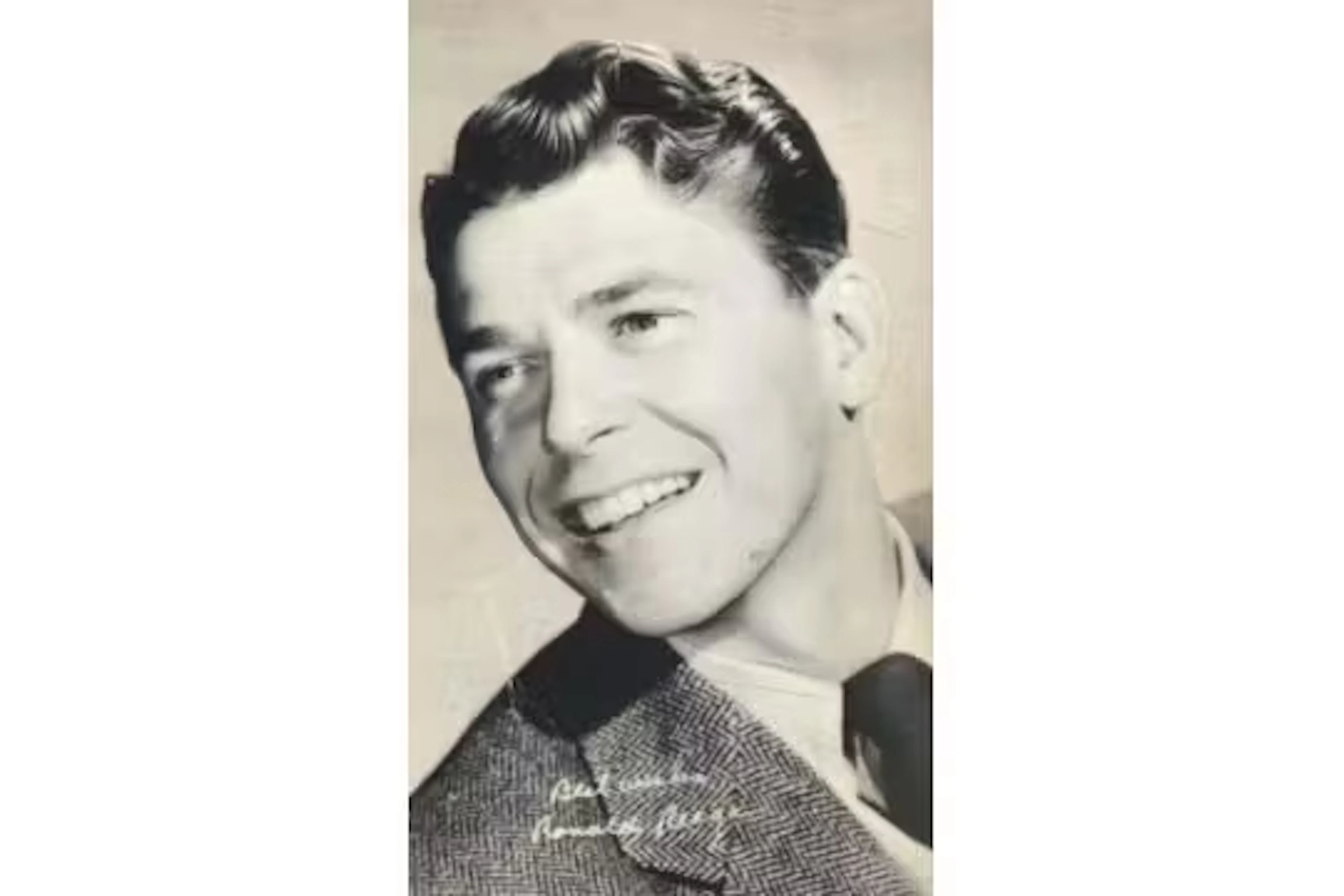 Ronald Regan signed 6x4 inch blac and white photo/postcard. Printed