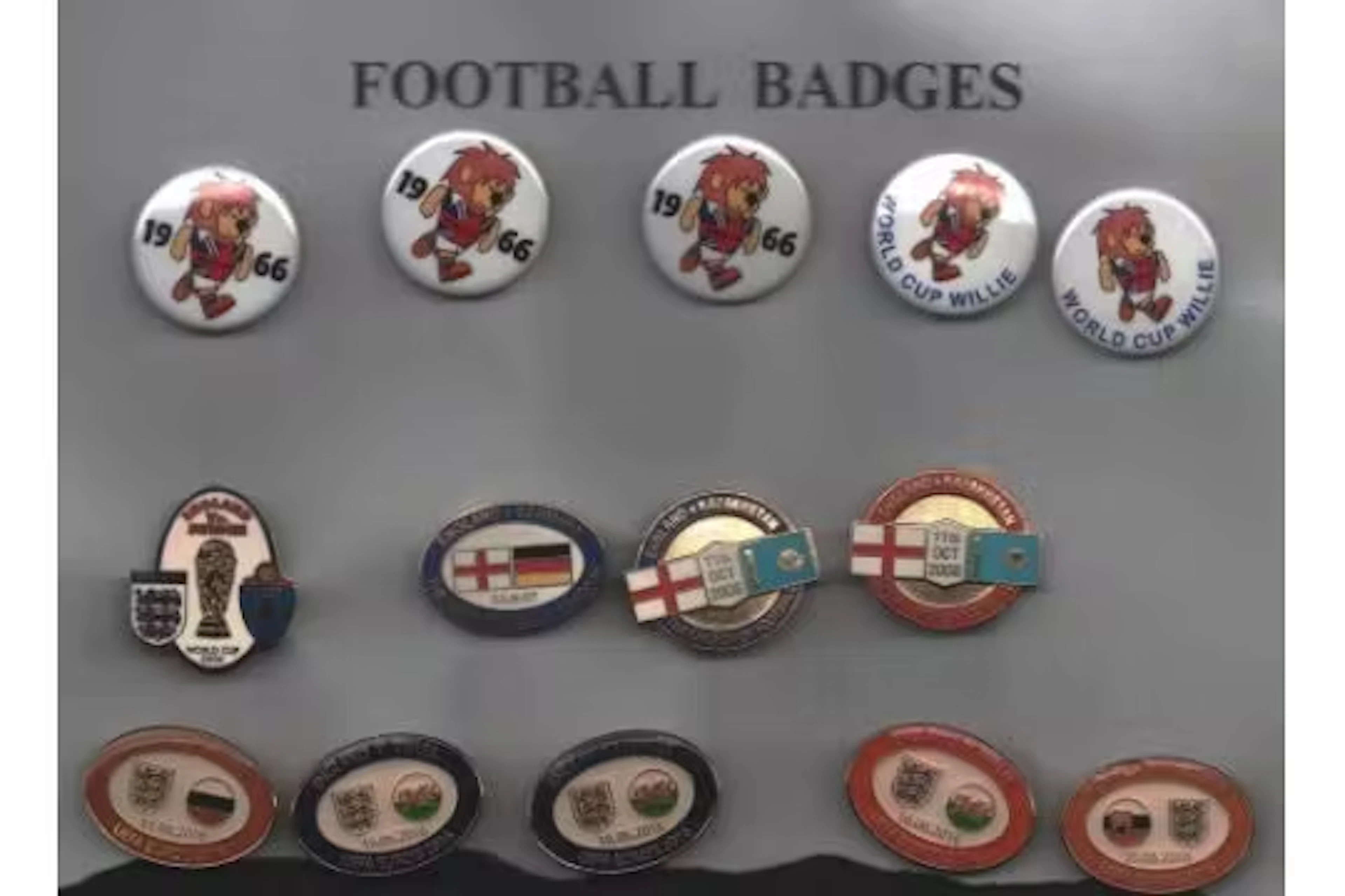 3xBadges 1966 World Cup Willie, 2xBadgesWorld Cup Willie plus 5xEnamel