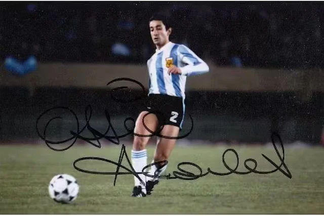 Autographed OSSIE ARDILES 6 x 4 Photo : Col, depicting Argentinean