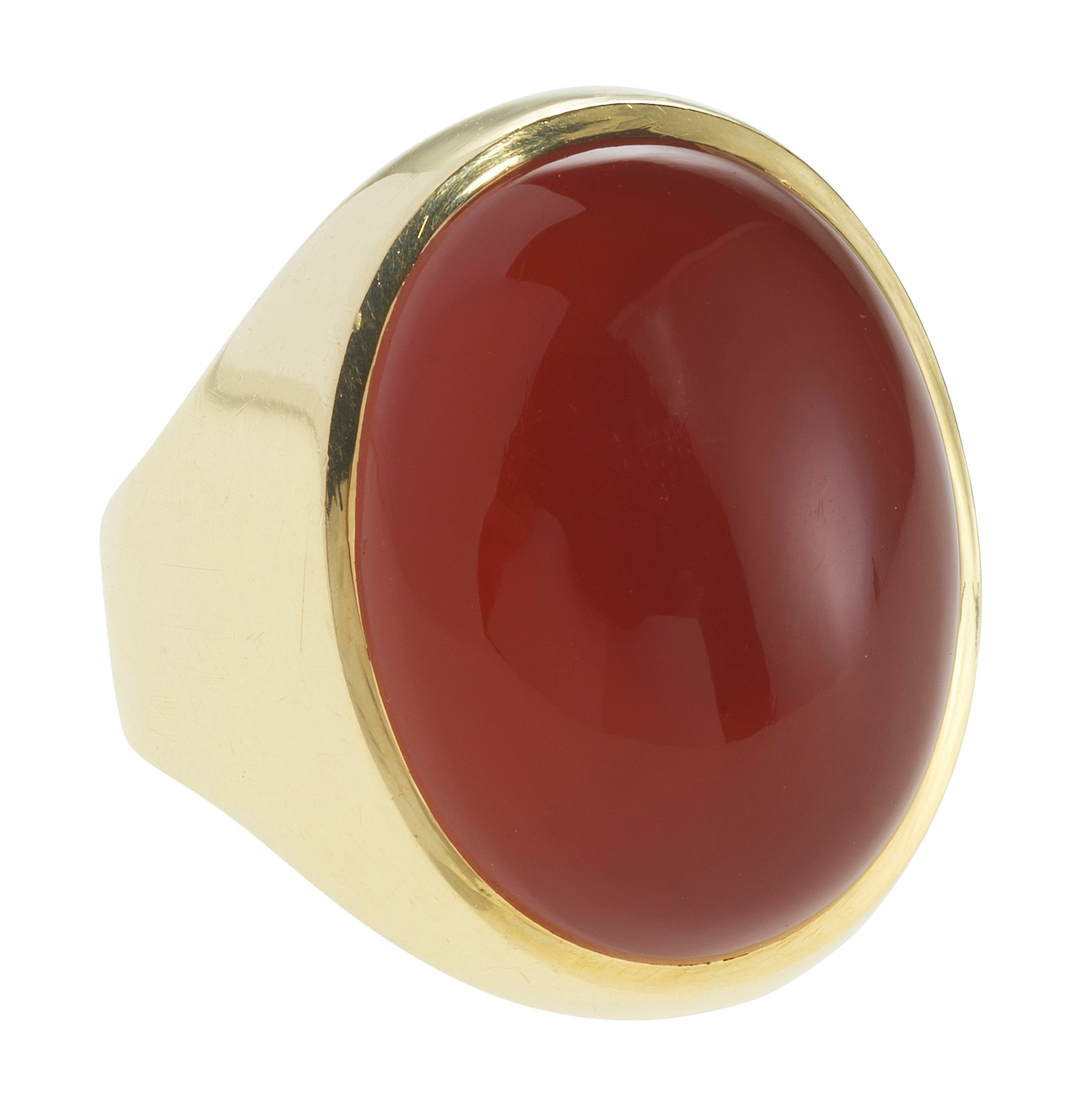 Bague sertie d'une cornaline taille cabochon ovale