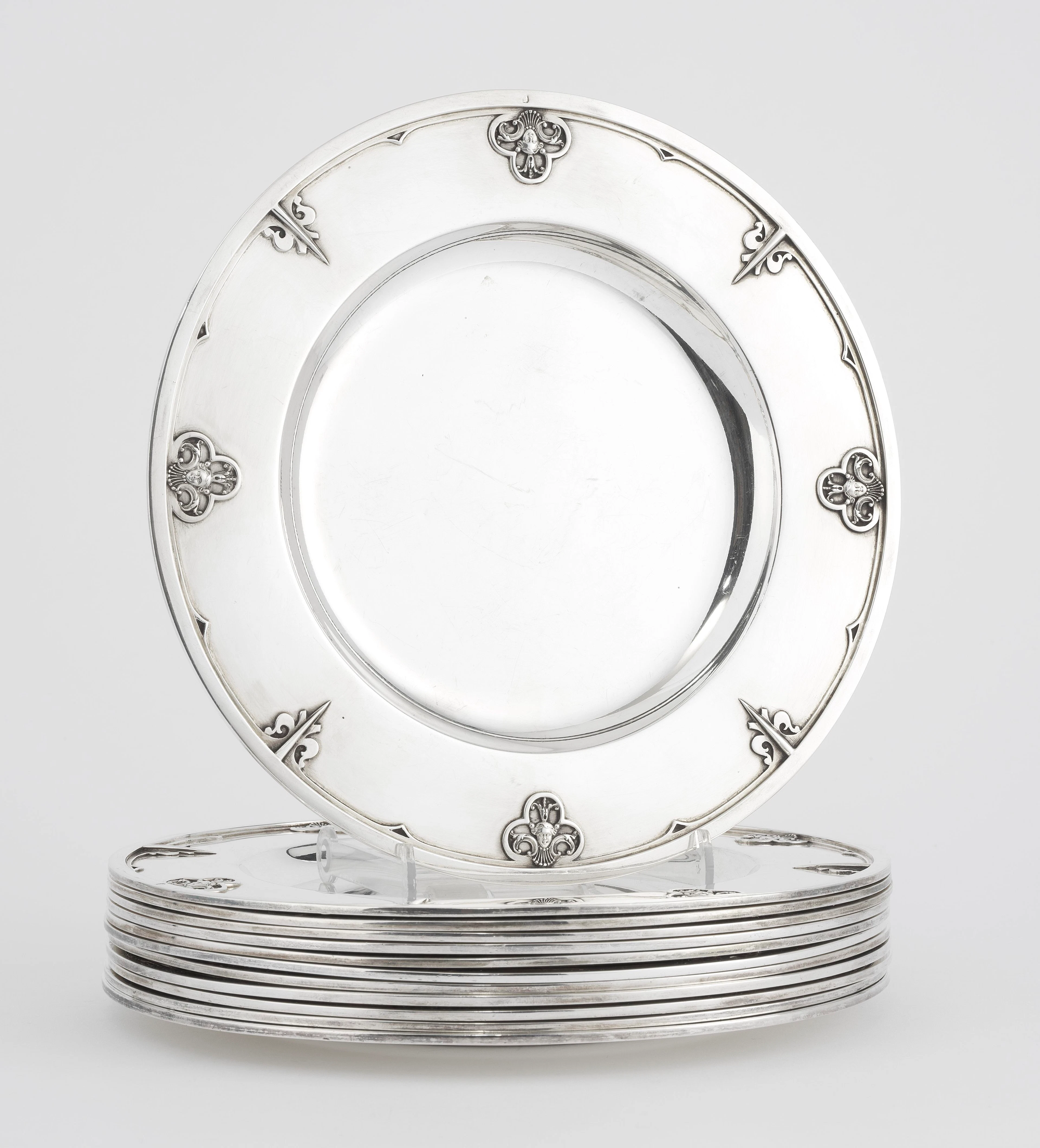 Suite de 12 assiettes de présentation à entremets modèle Renaissance