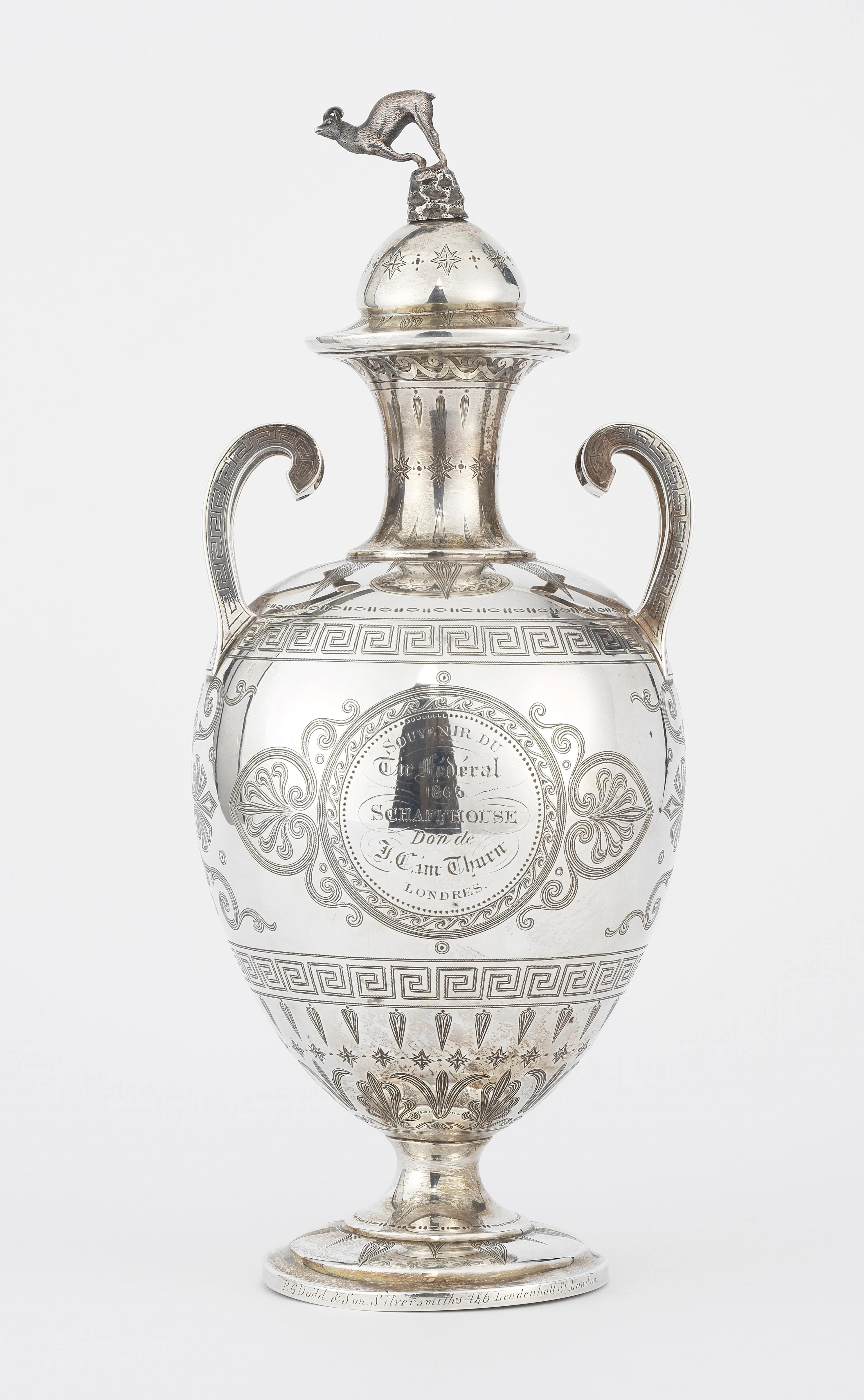 Vase couvert à motifs gravés de soldats d'époque