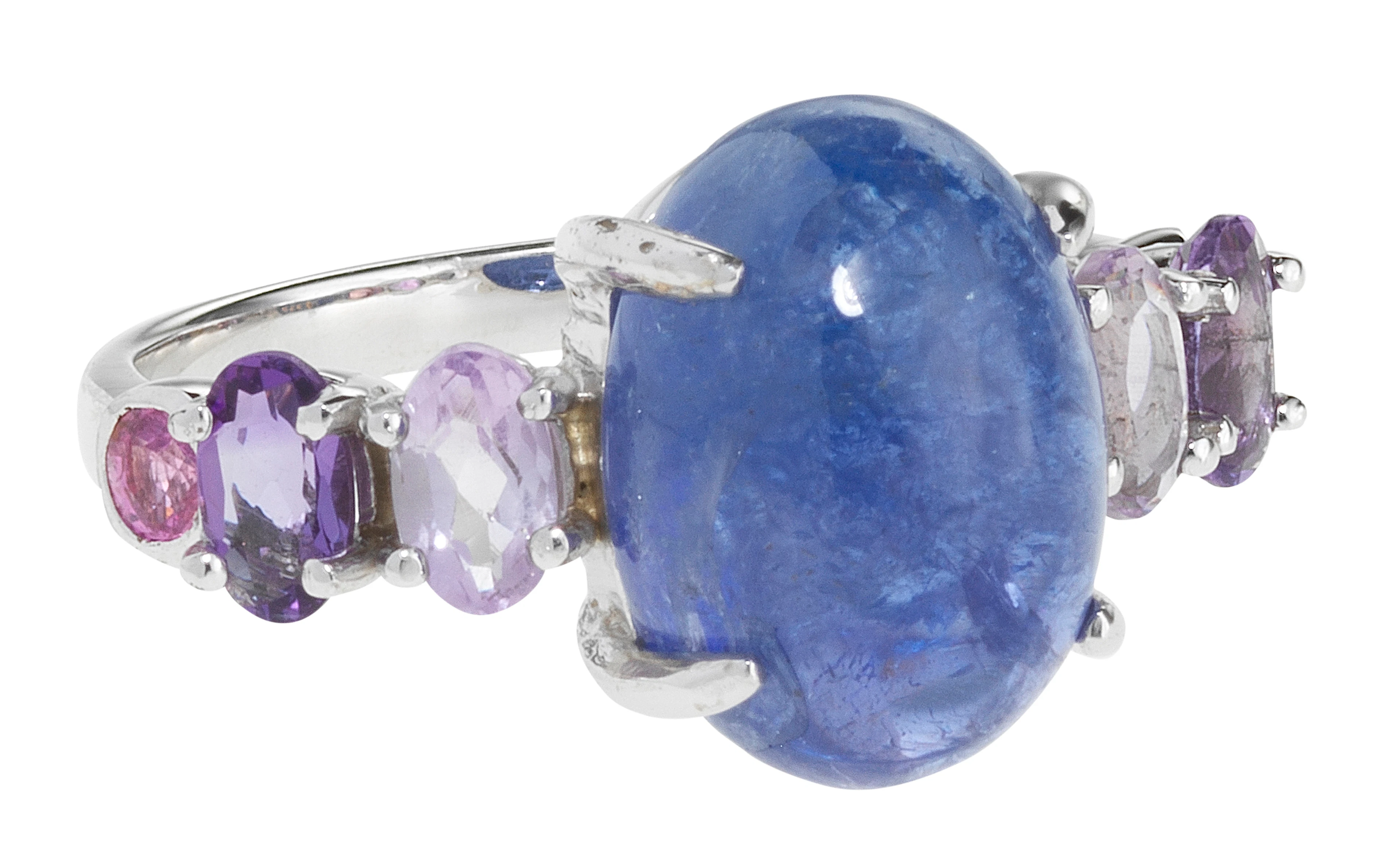 *Bague sertie d'une tanzanite taille cabochon ovale
