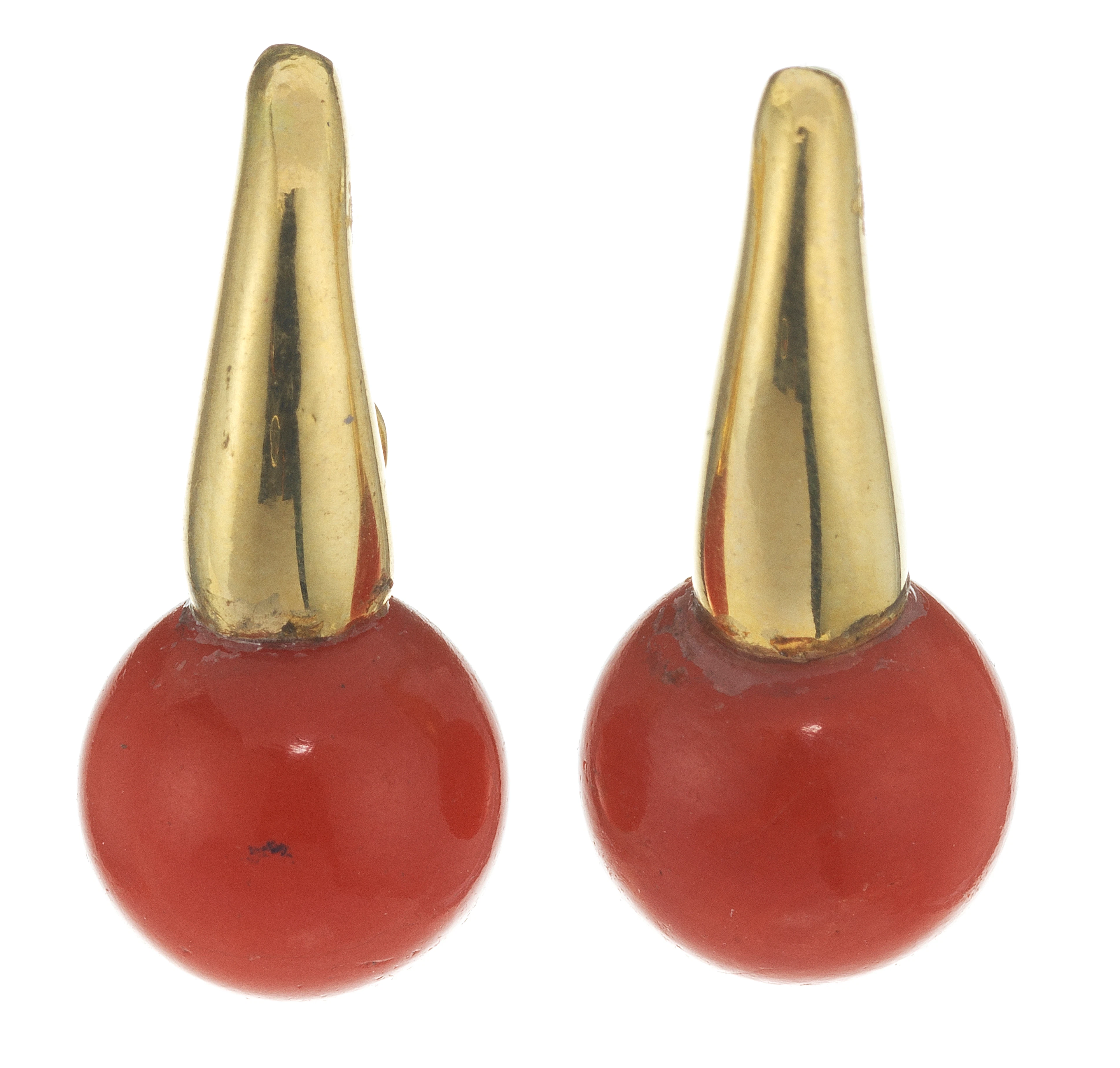 *Boucles d'oreilles serties d'une perle de corail (D env. 7 mm)