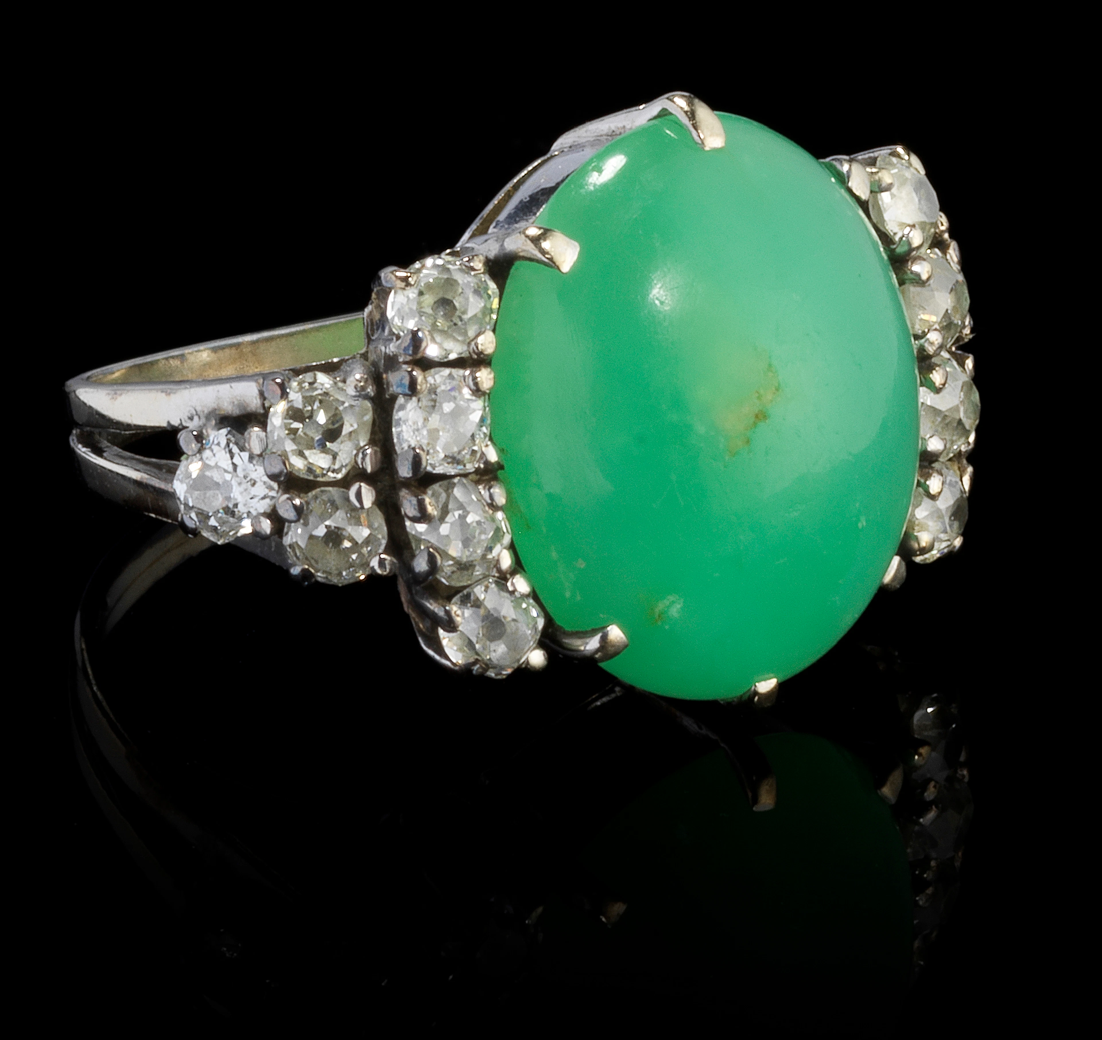 Bague sertie d'une chrysoprase taille cabochon ovale