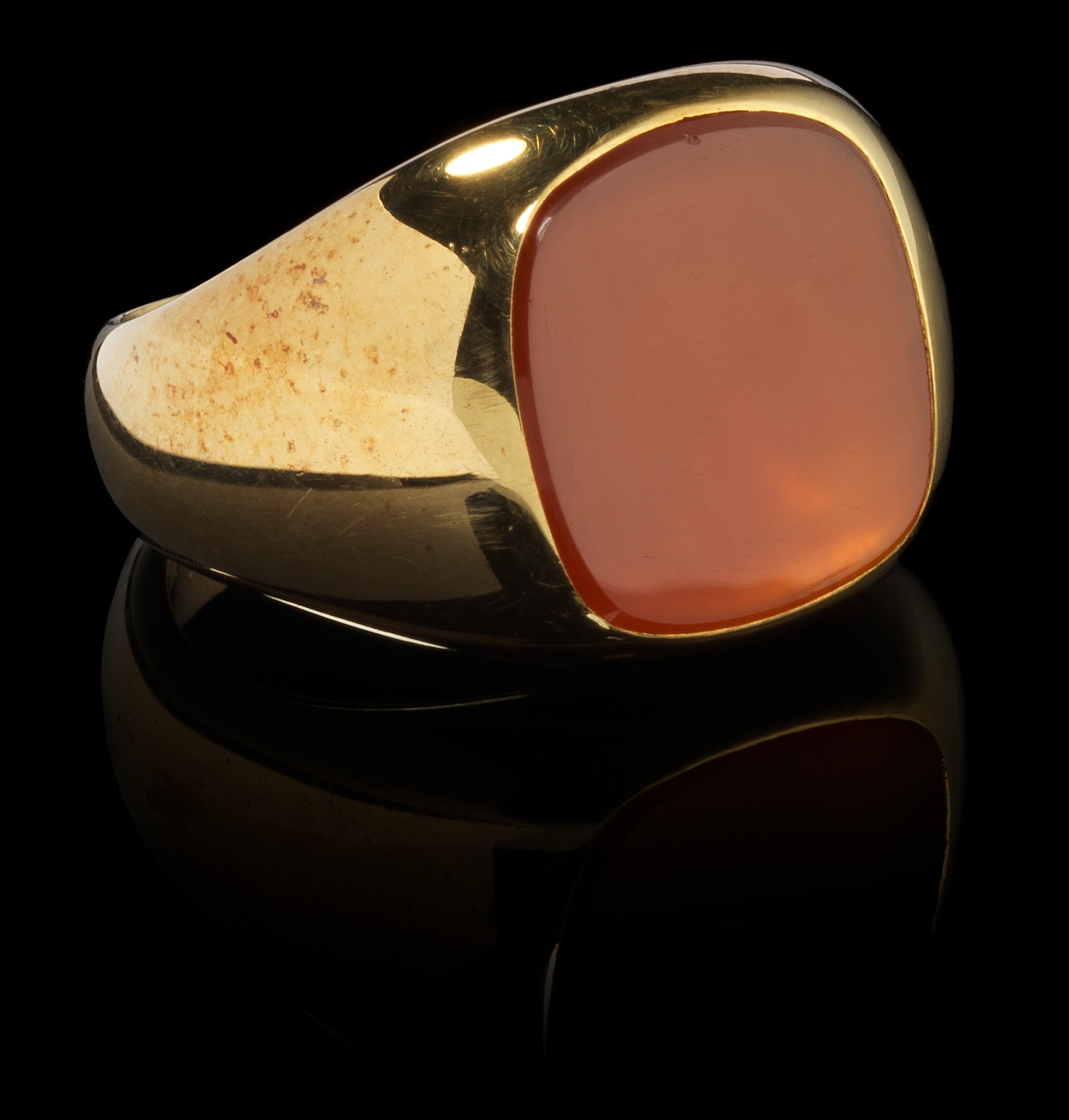 Bague chevalière sertie d'une plaque de cornaline