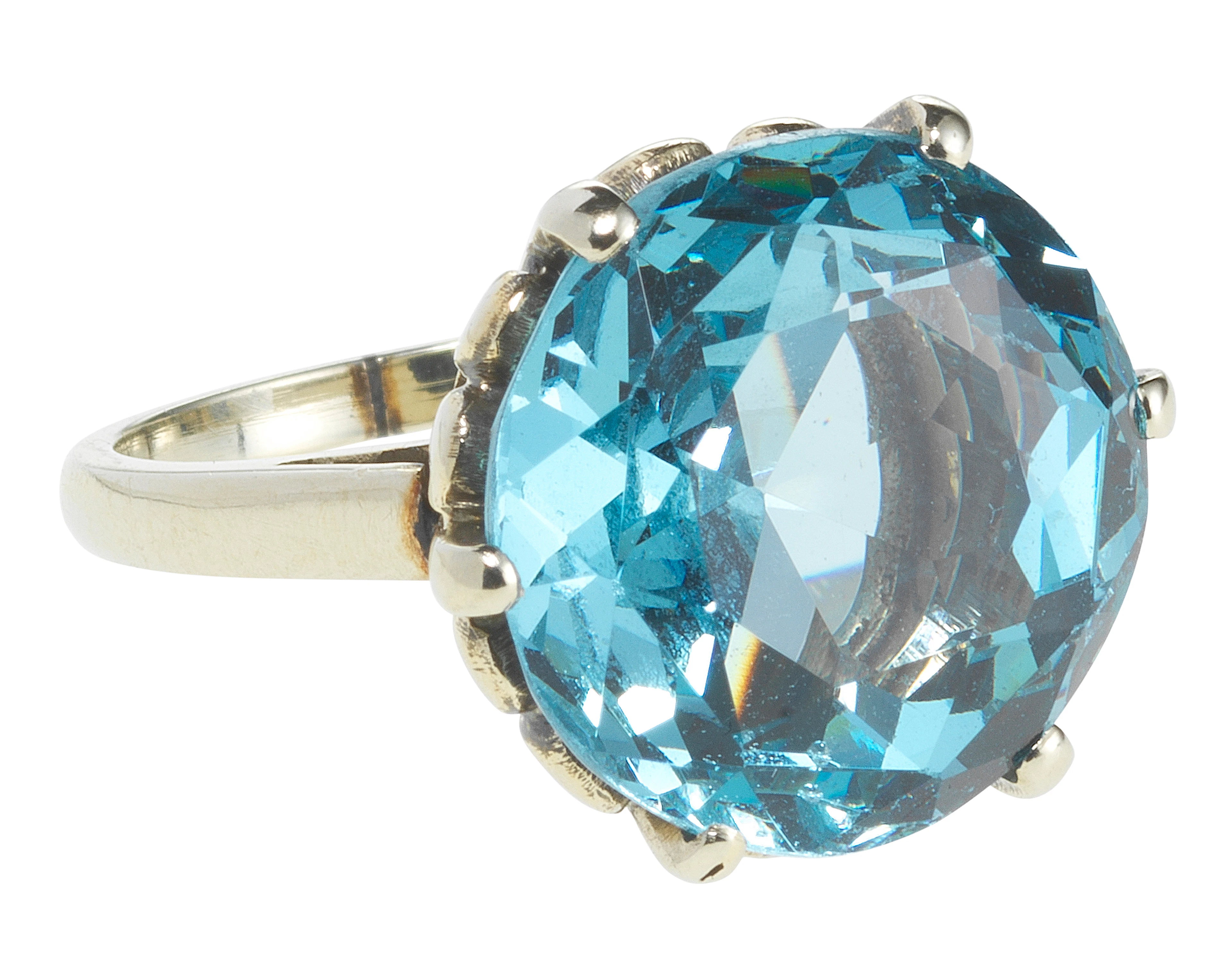 Bague sertie d'un spinelle synthétique taille ronde