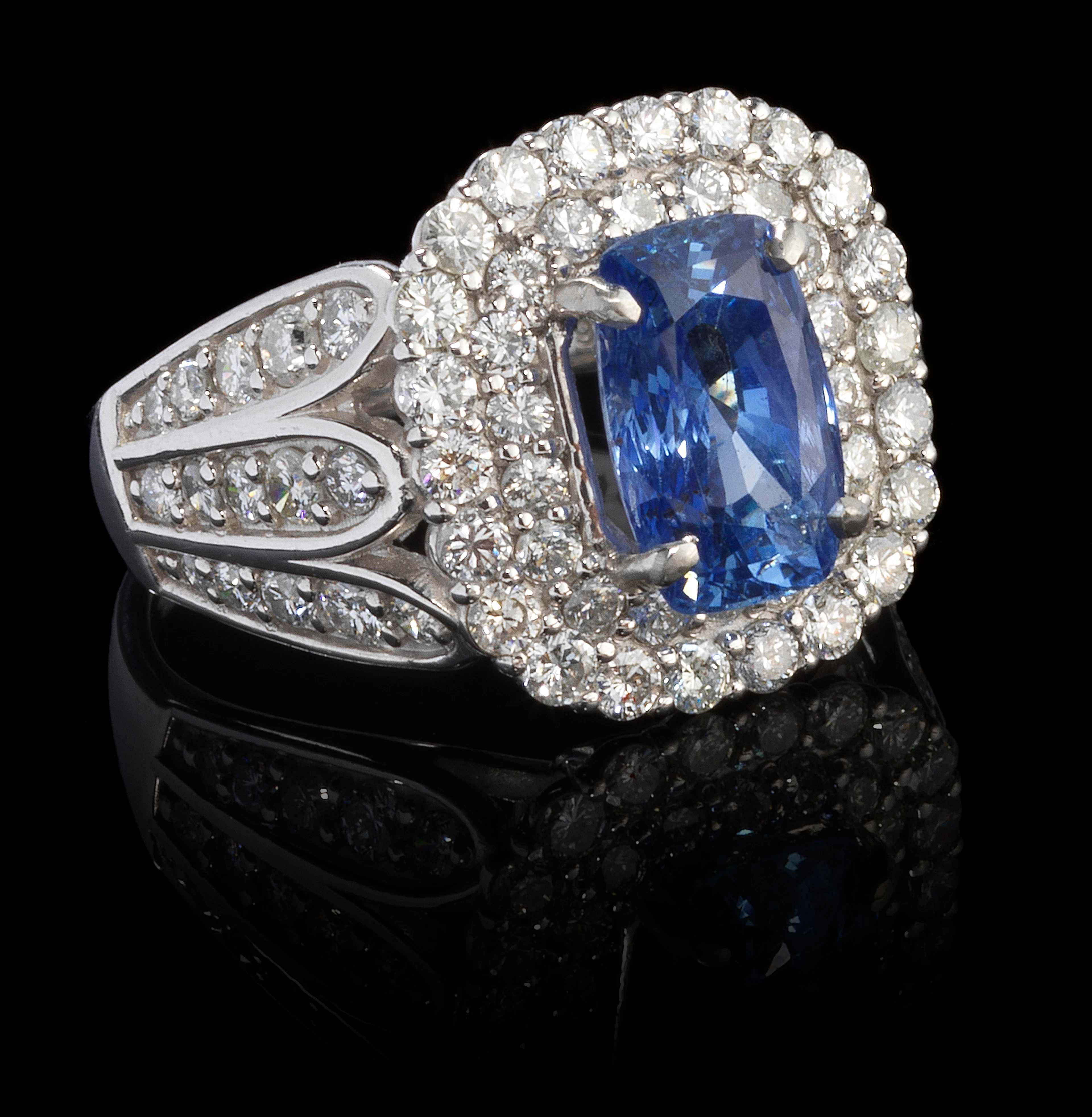 *Bague sertie d'un saphir de Ceylan non chauffé taille coussin ovale (2,73 ct)