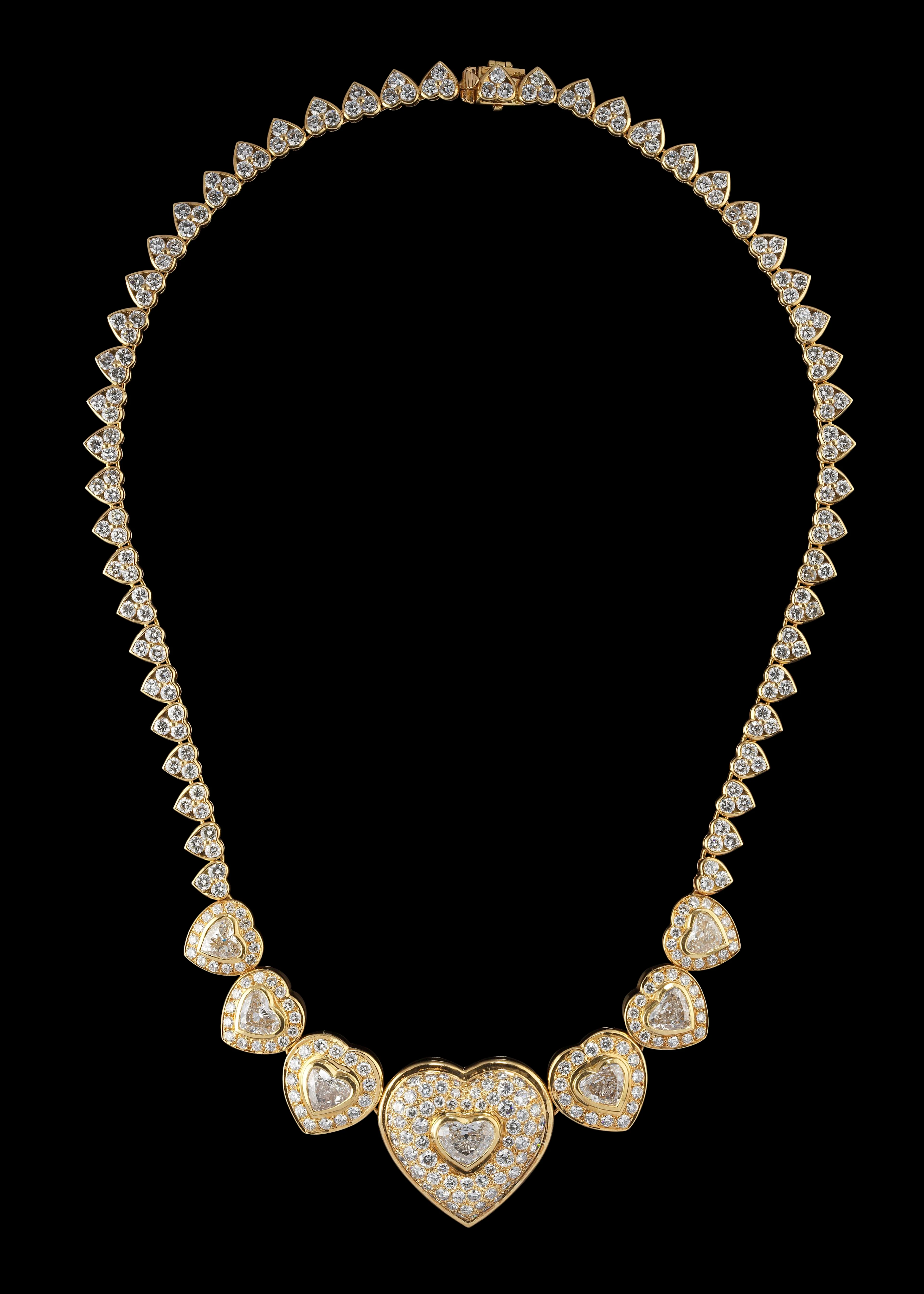 Collier tour de cou entièrement composé de motifs de cœurs pavés de diamants