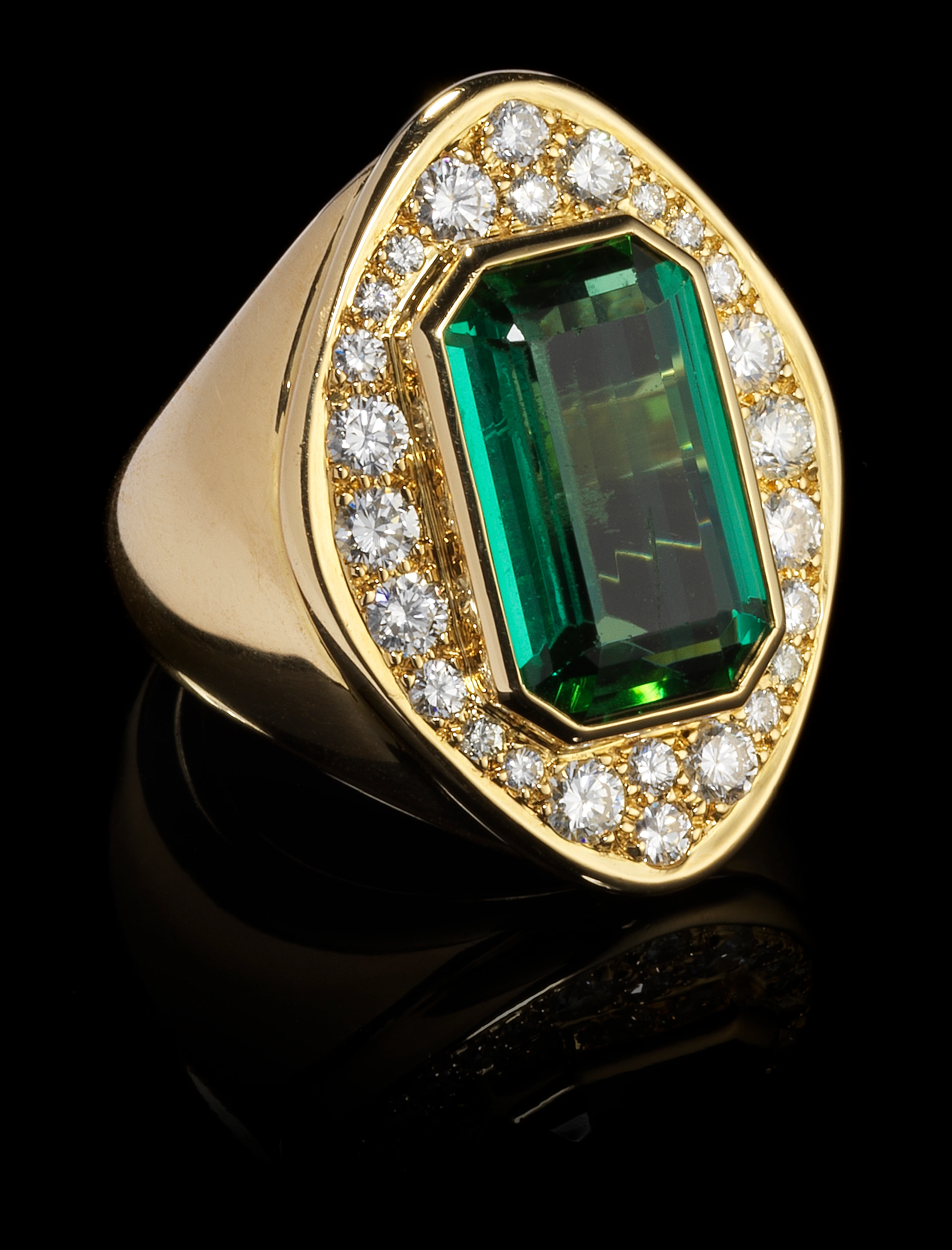 Bague sertie d'une tourmaline taille rectangle à pans coupés (env. 6,5 ct)