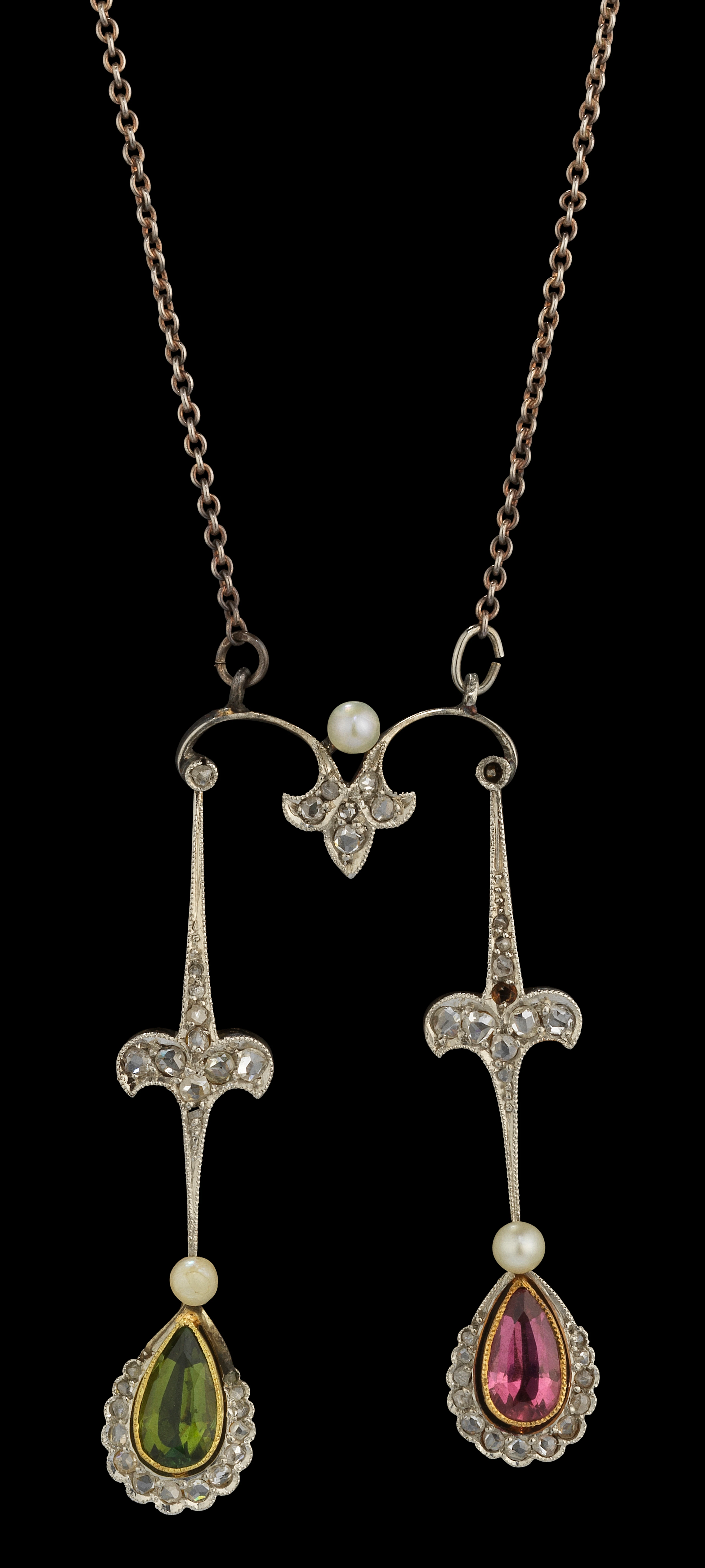 Collier négligé retenant un motif serti d'une tourmaline rose et d'une