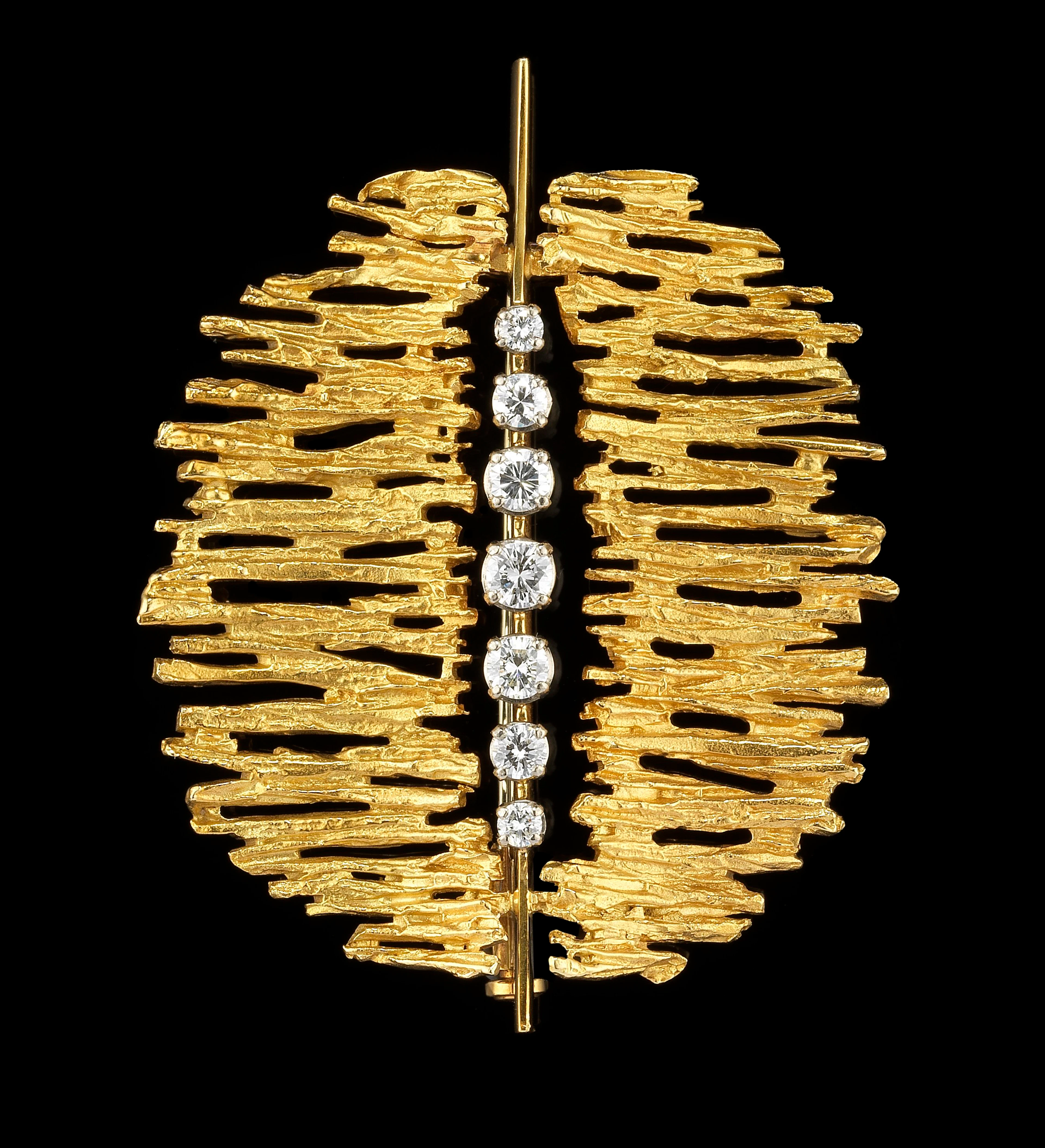 Broche à motif stylisé ajouré centrée d'une ligne de diamants (env. 0,5 ct)