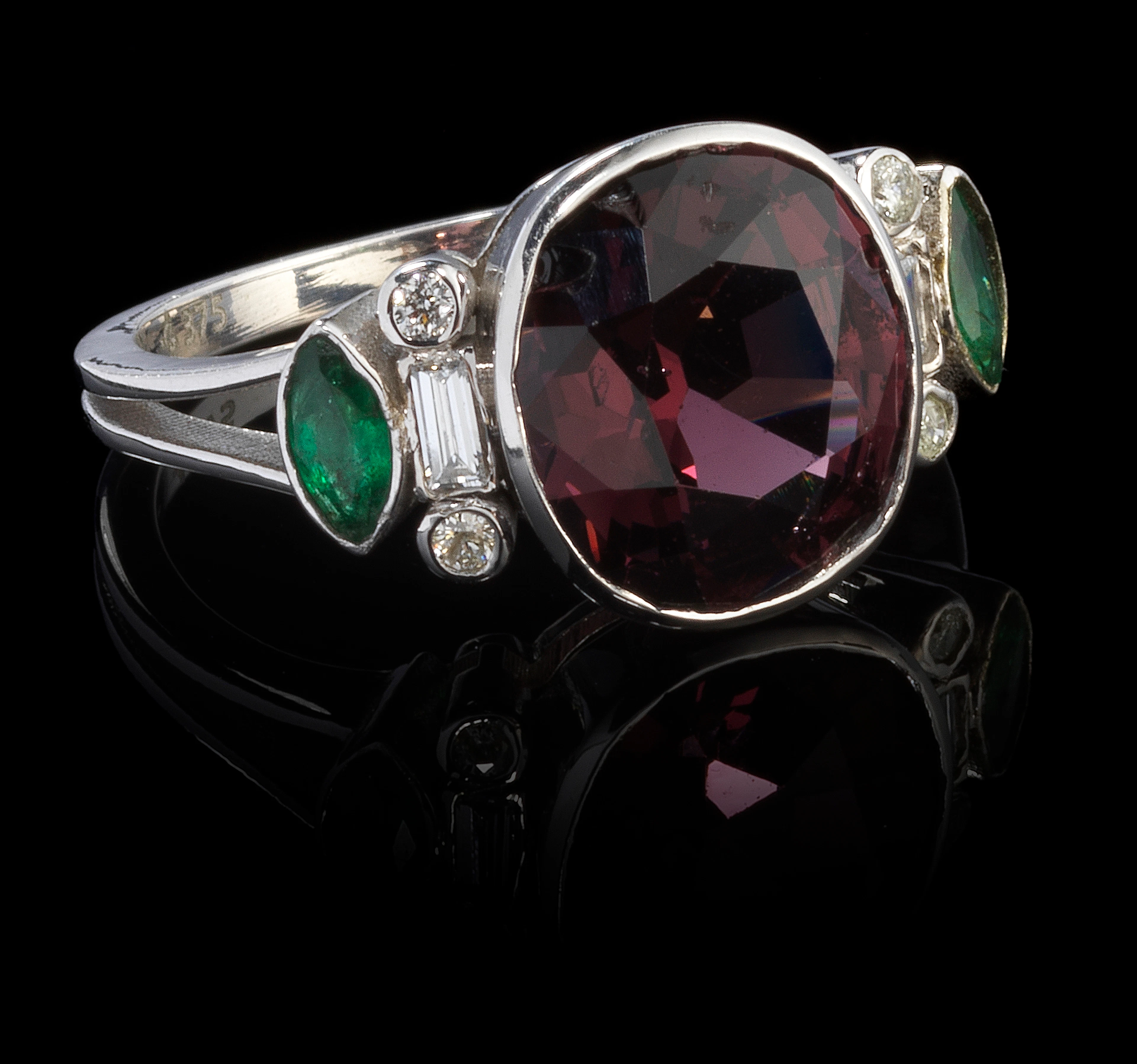 *Bague sertie d'un spinelle rose-violet taille coussin (env. 4,1 ct)