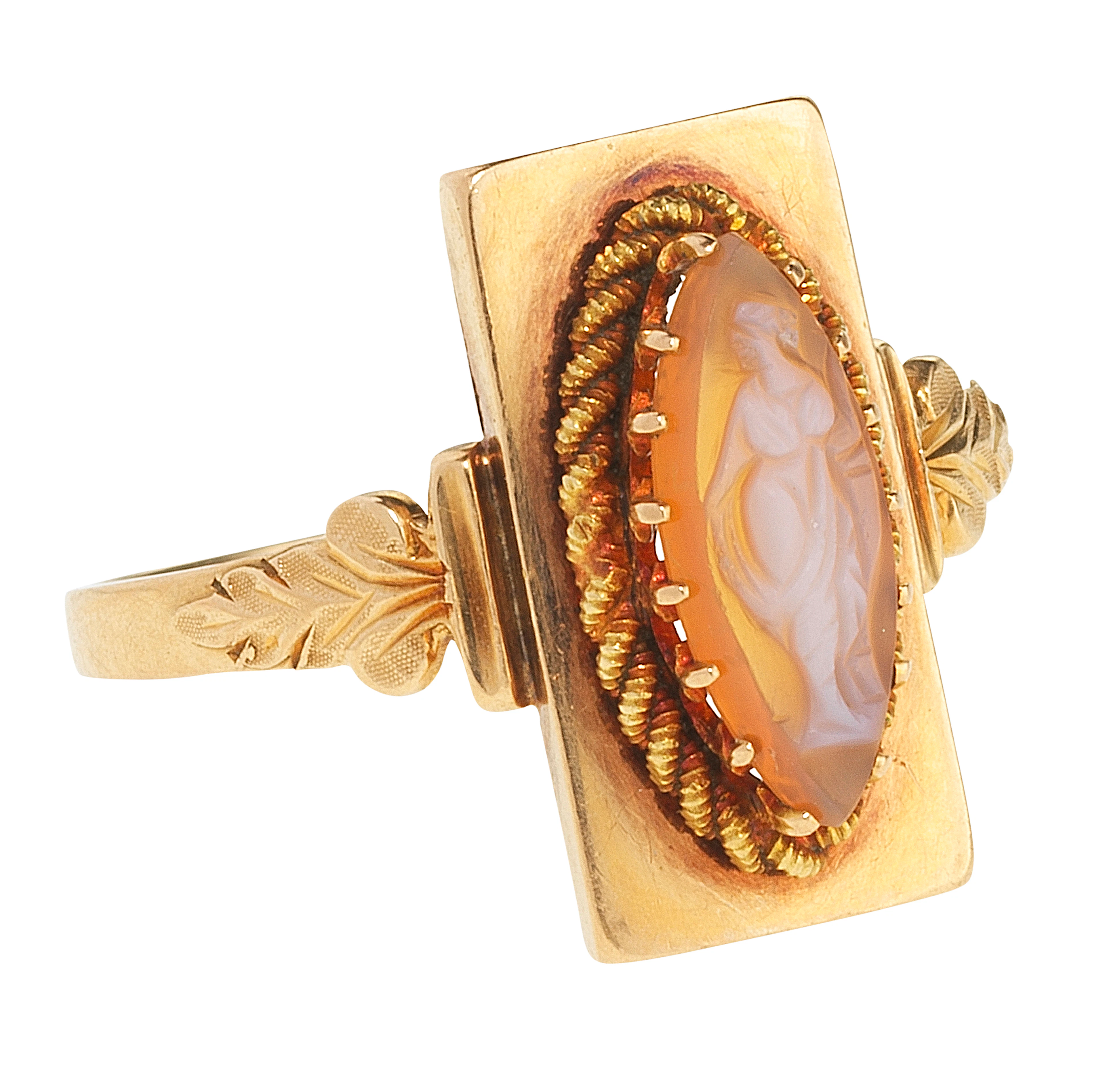 *Bague sertie d'un camée sur cornaline à motif de femme à l'antique